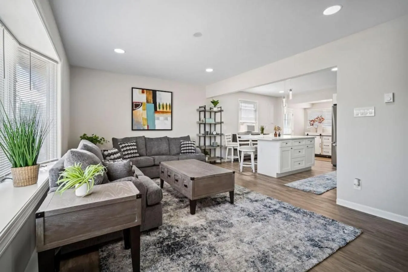 Seating area in Full House 2 Blocks from Beach