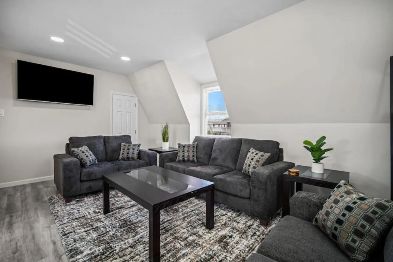 Seating area in Full House 2 Blocks from Beach