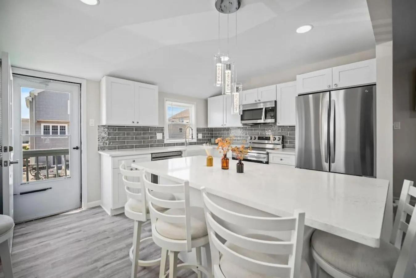 Kitchen or kitchenette in Full House 2 Blocks from Beach