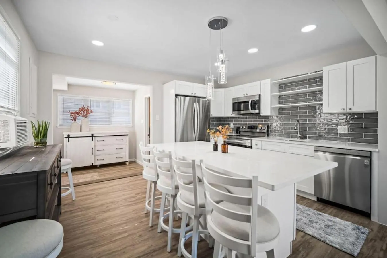 Kitchen or kitchenette in Full House 2 Blocks from Beach
