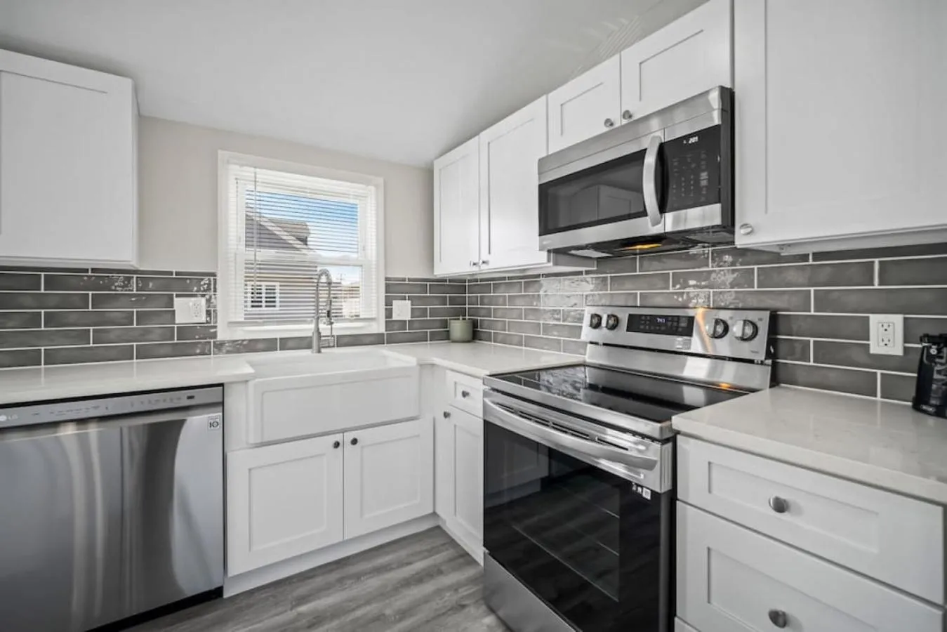 Kitchen or kitchenette in Full House 2 Blocks from Beach