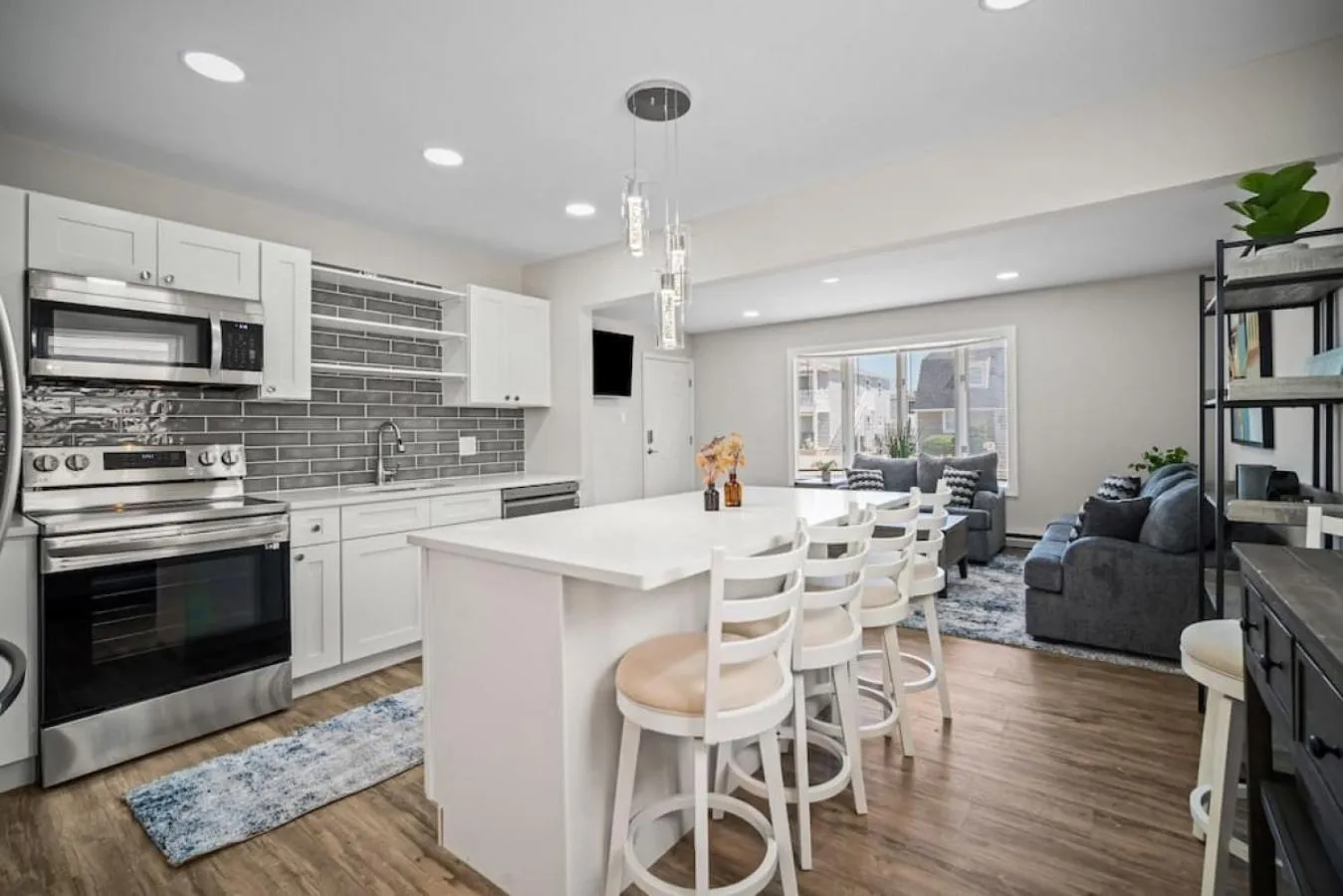 Kitchen or kitchenette in Full House 2 Blocks from Beach