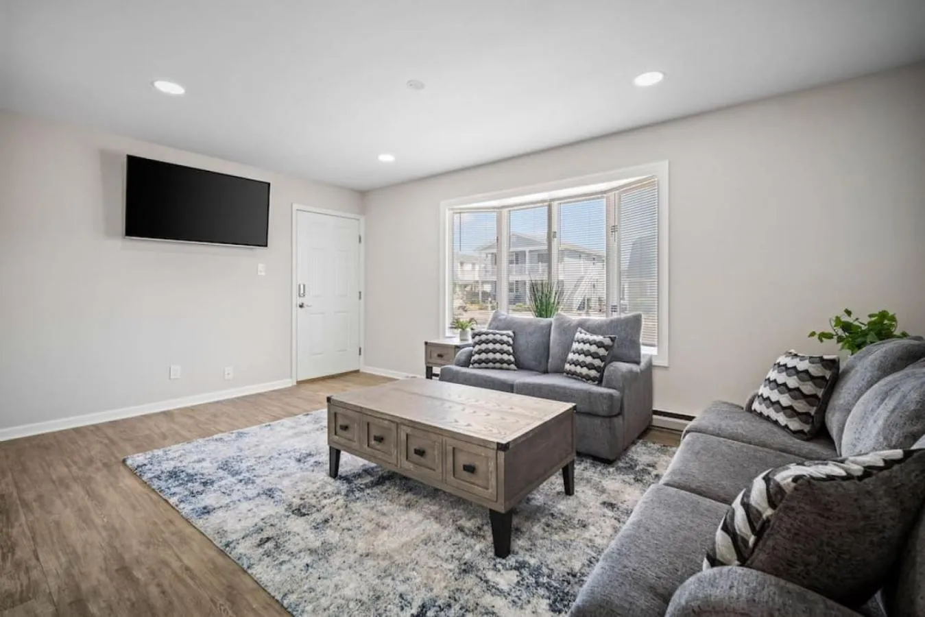 Living room in Full House 2 Blocks from Beach