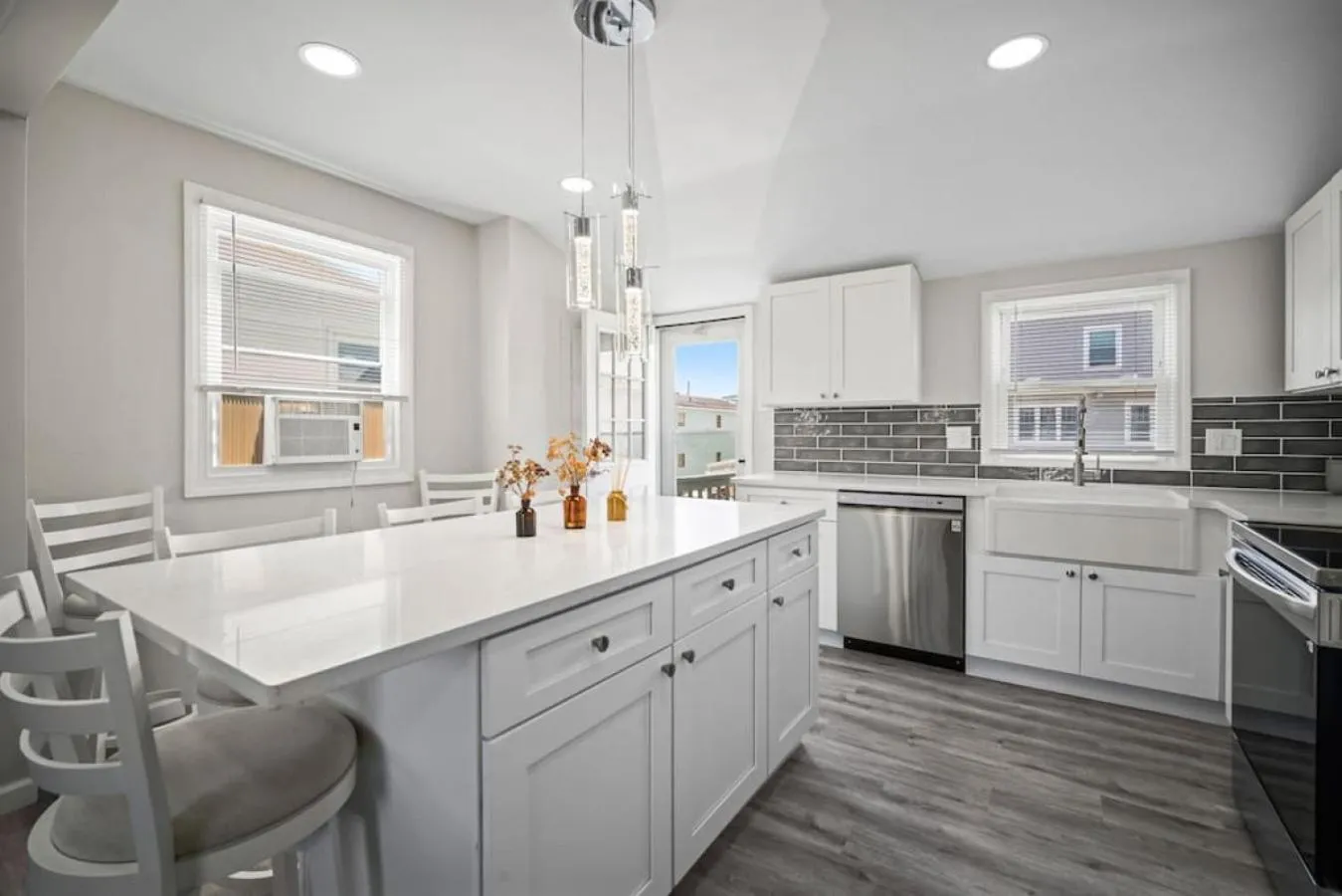 Kitchen or kitchenette in Full House 2 Blocks from Beach