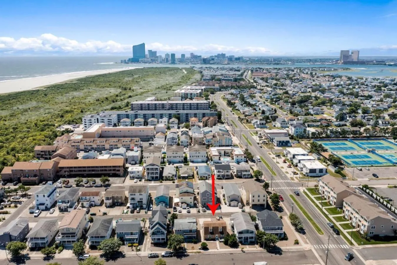 Neighbourhood in Full House 2 Blocks from Beach