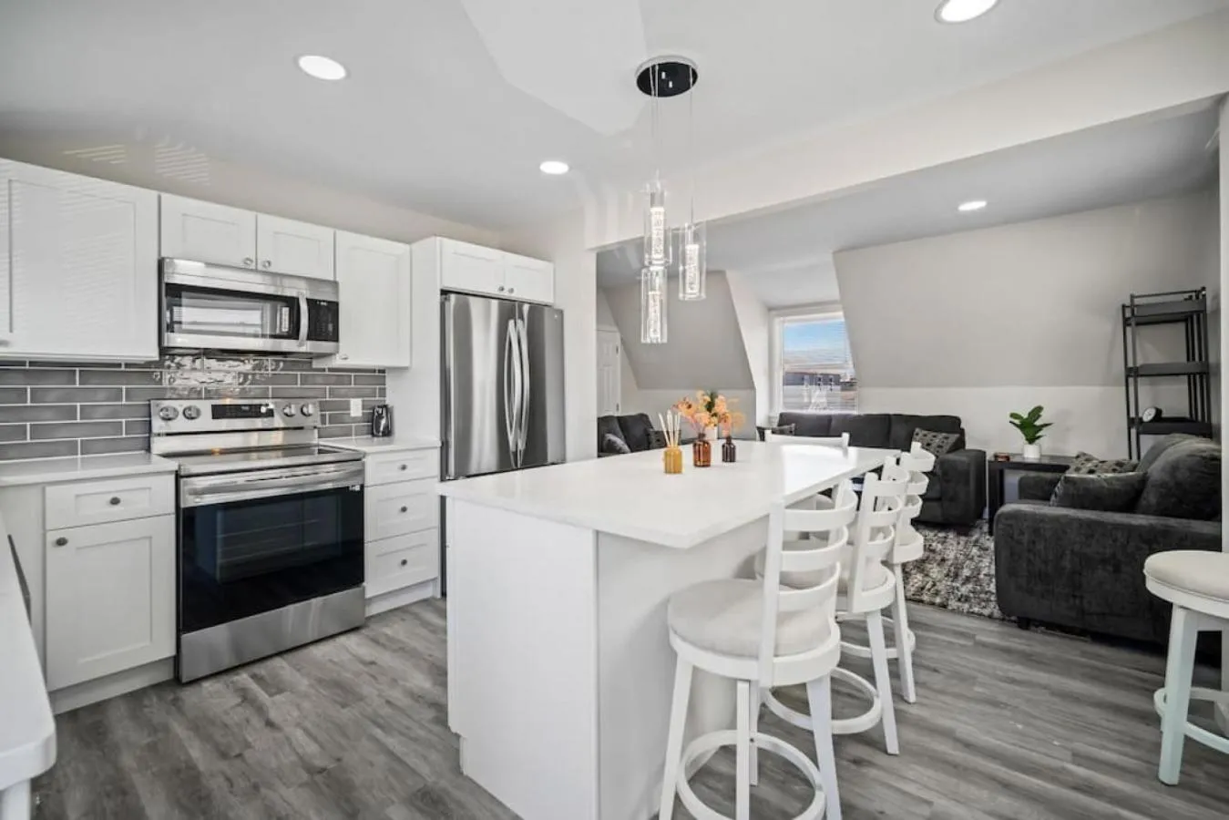 Kitchen or kitchenette in Full House 2 Blocks from Beach