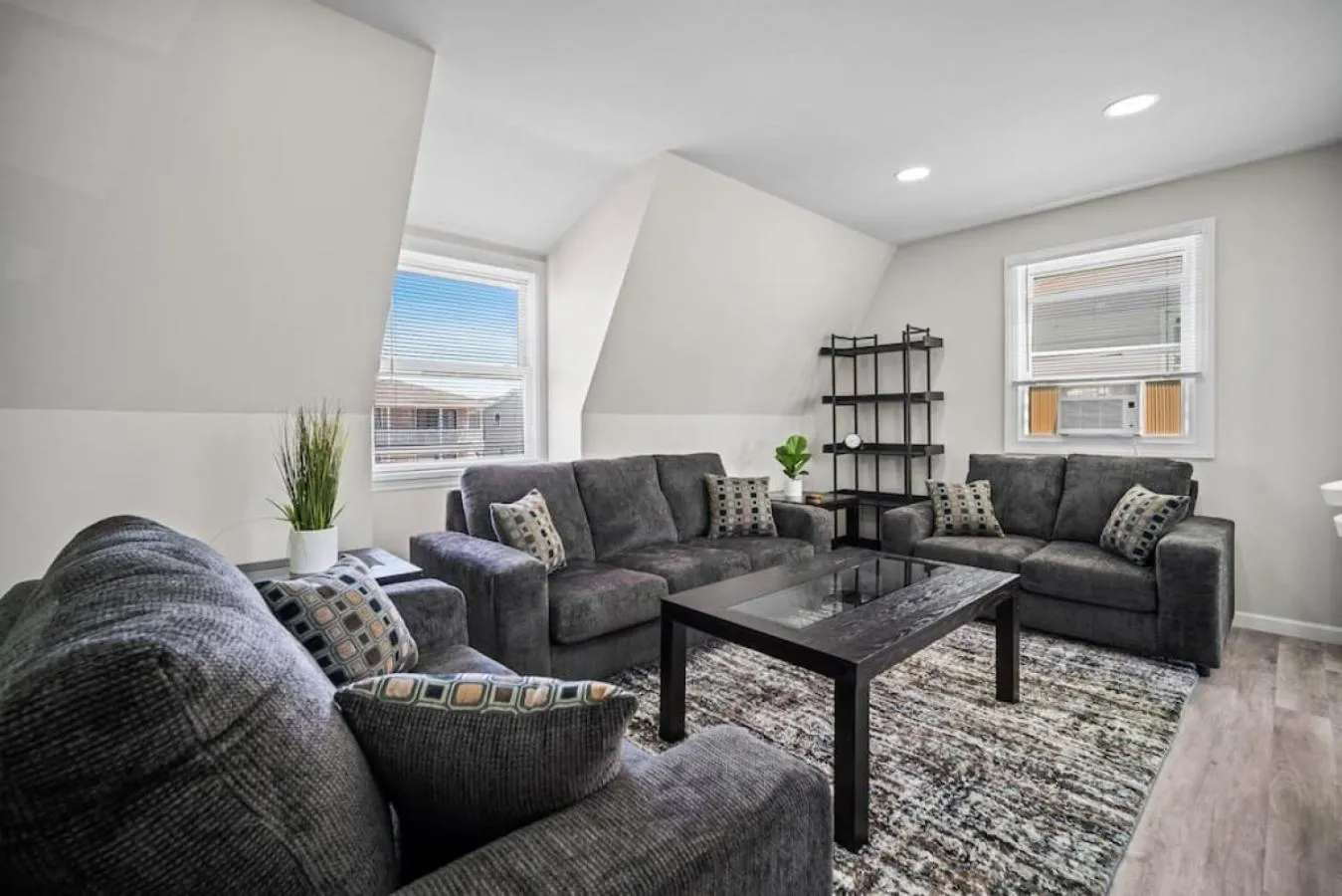 Seating area in Full House 2 Blocks from Beach