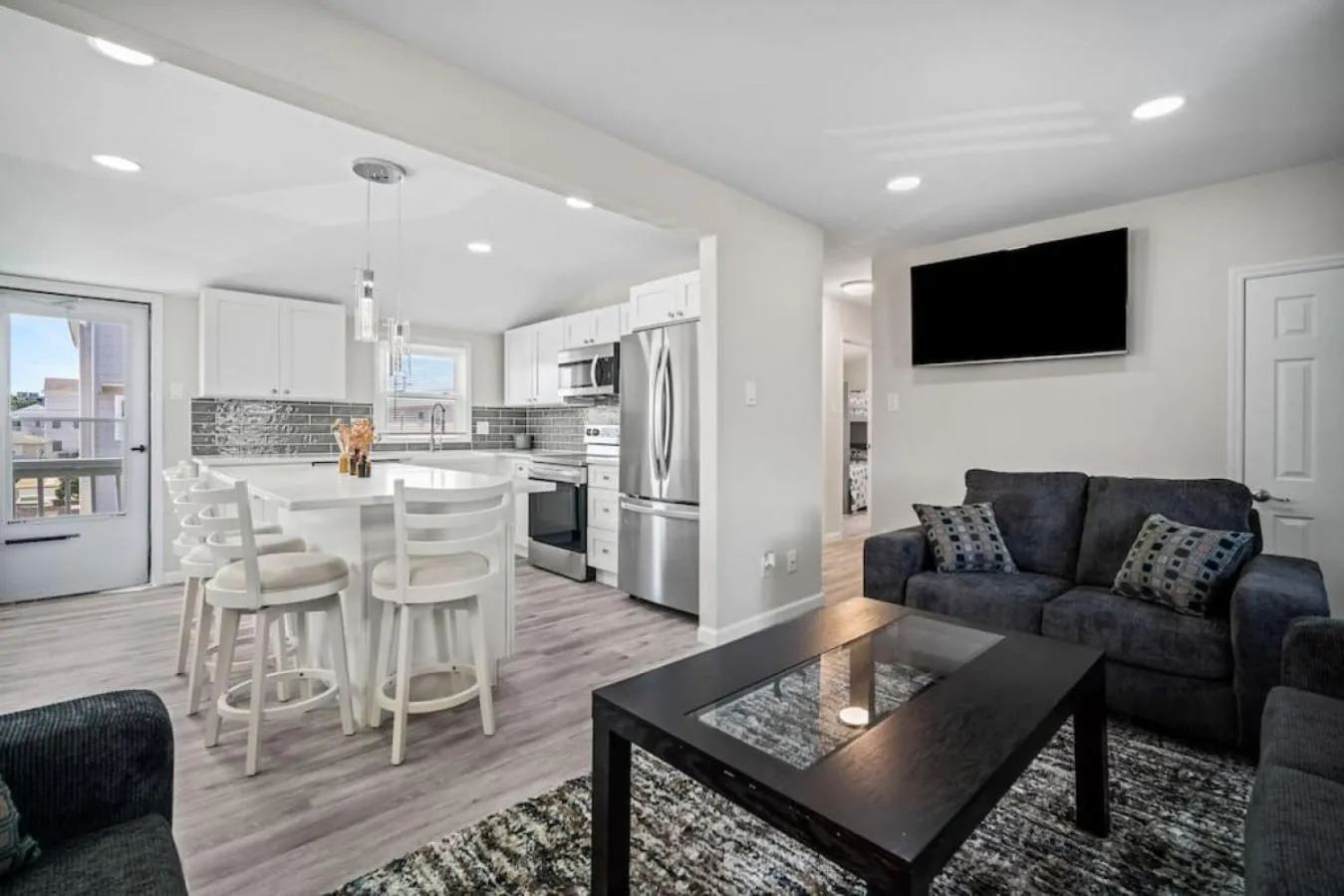 Communal lounge/ TV room in Full House 2 Blocks from Beach