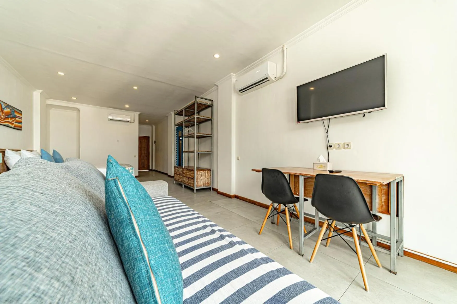 TV and multimedia, Bed in Komodo Suites Downtown