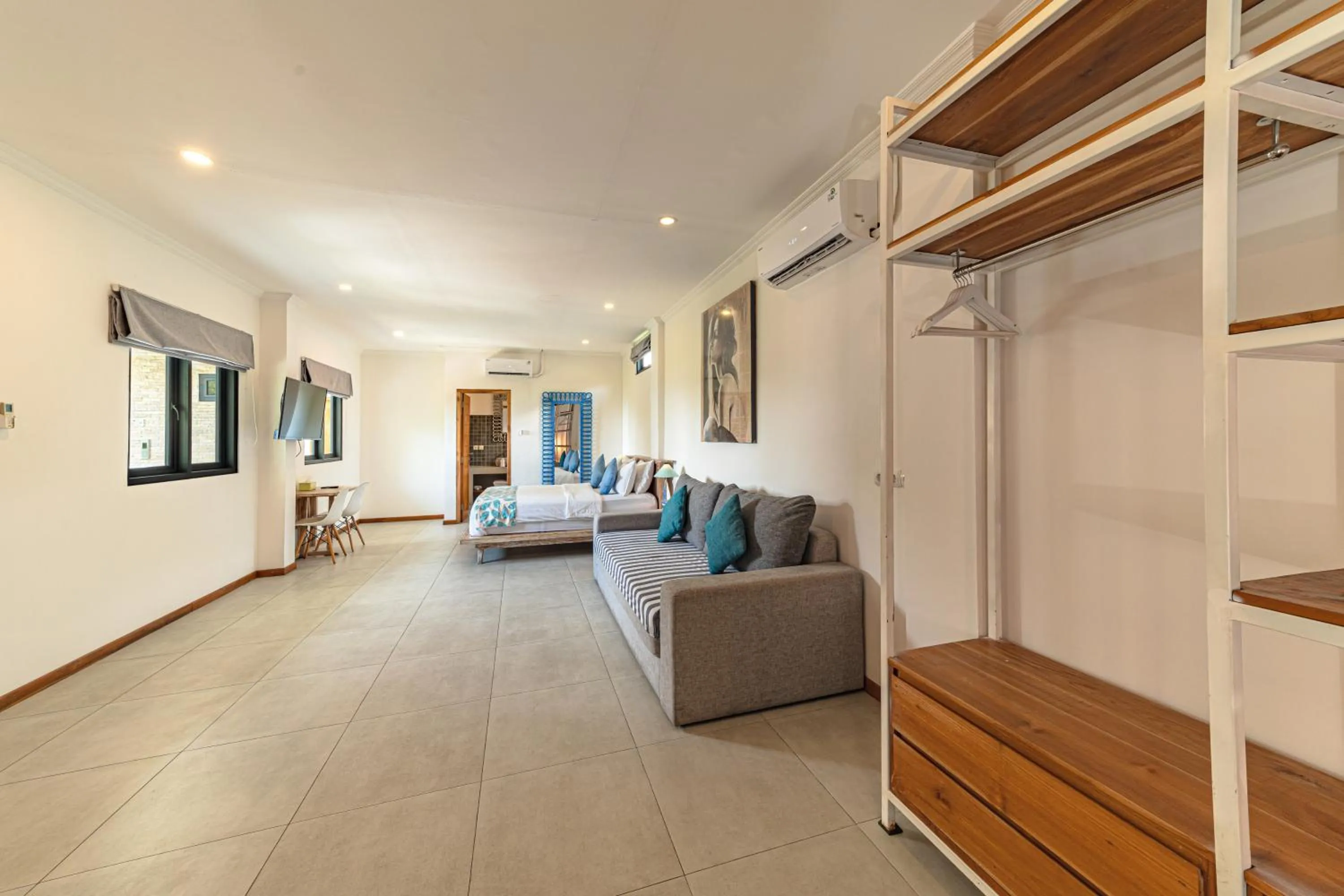 TV and multimedia in Komodo Suites Downtown