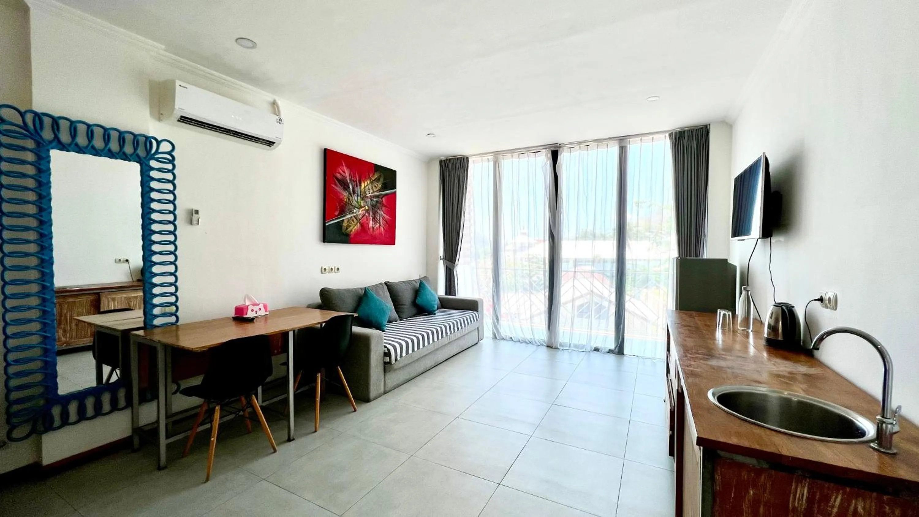 TV and multimedia in Komodo Suites Downtown