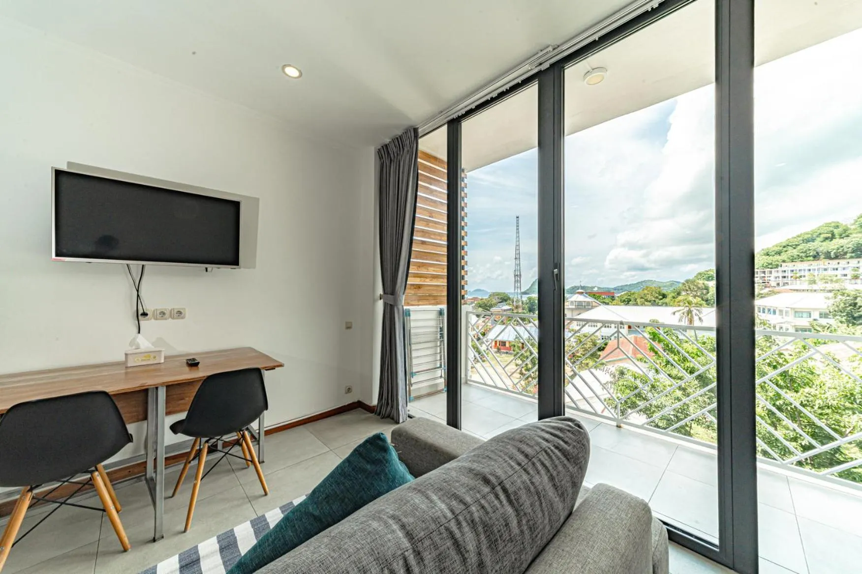 TV and multimedia in Komodo Suites Downtown