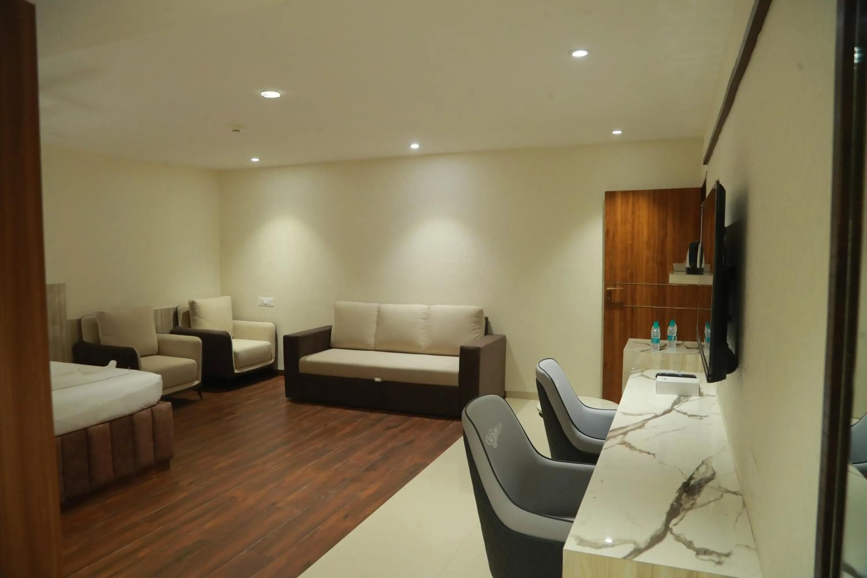 Bedroom in Grand Manor Suites