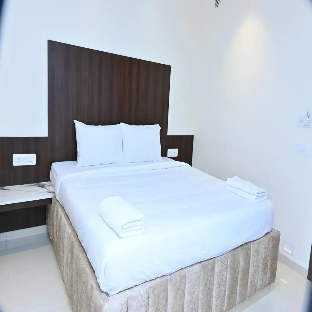 Bed in Grand Manor Suites Bed in Grand Manor Suites