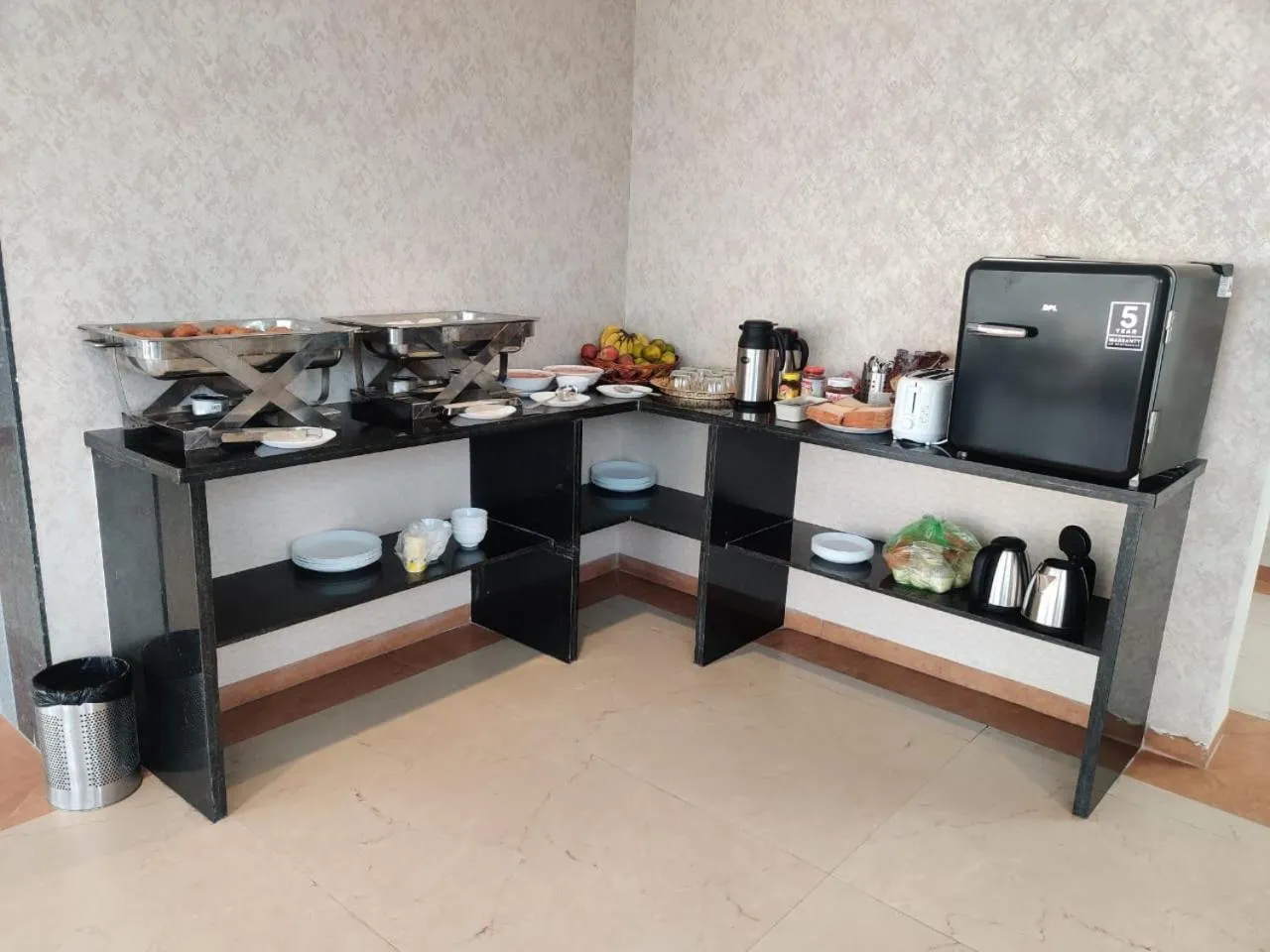 Coffee/tea facilities in Grand Manor Suites