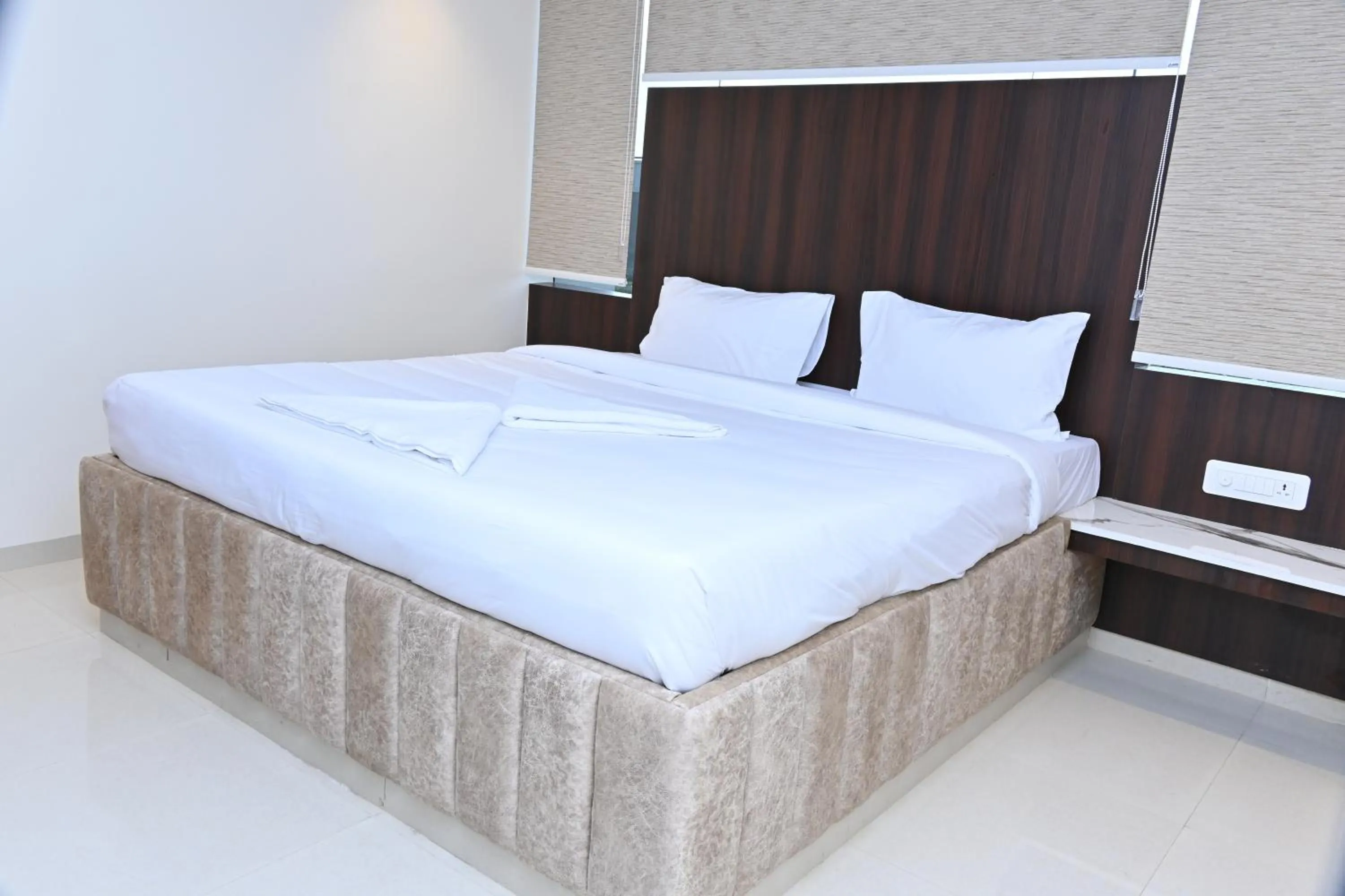 Photo of the whole room, Bed in Grand Manor Suites