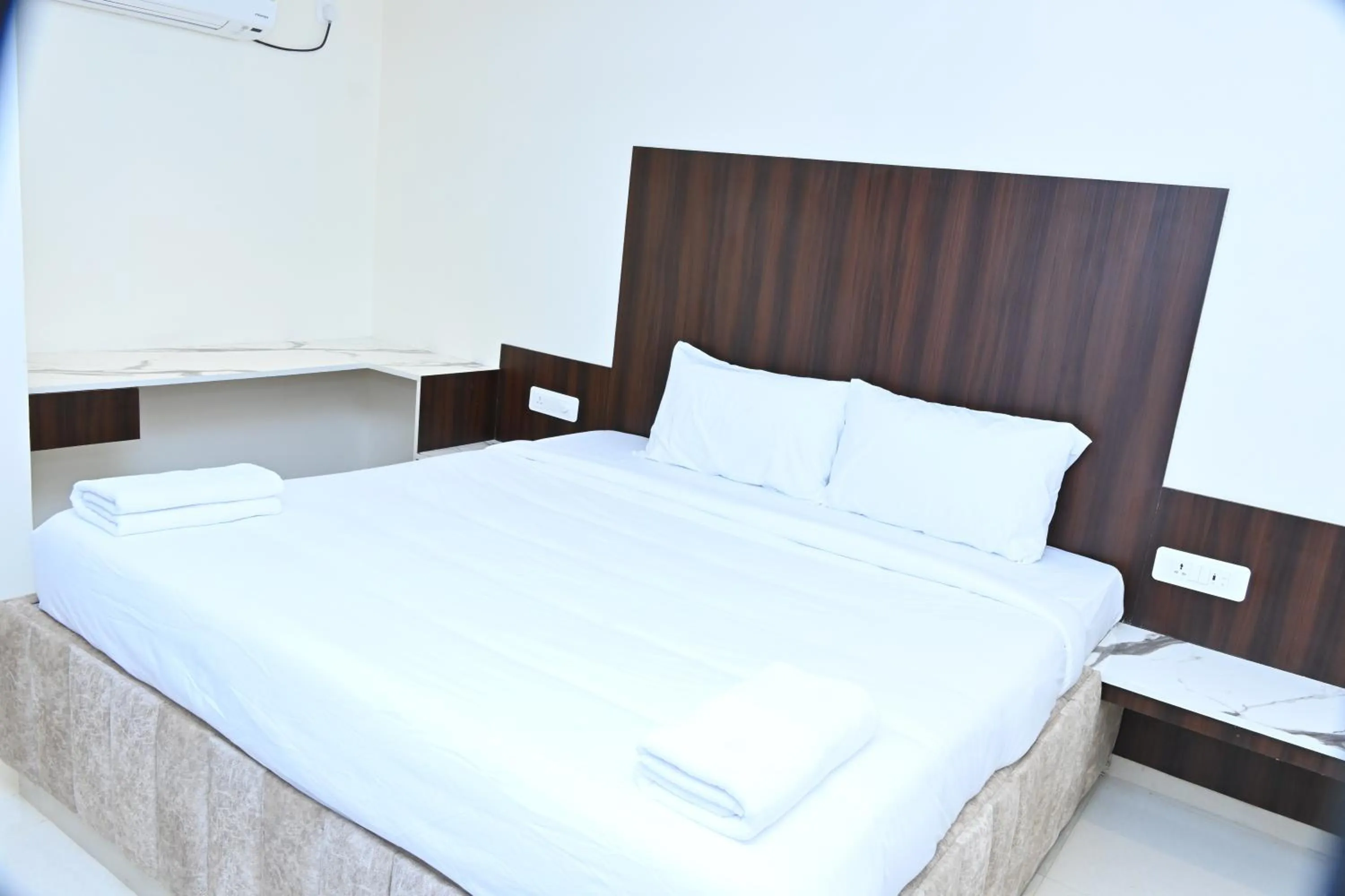 Bedroom, Bed in Grand Manor Suites