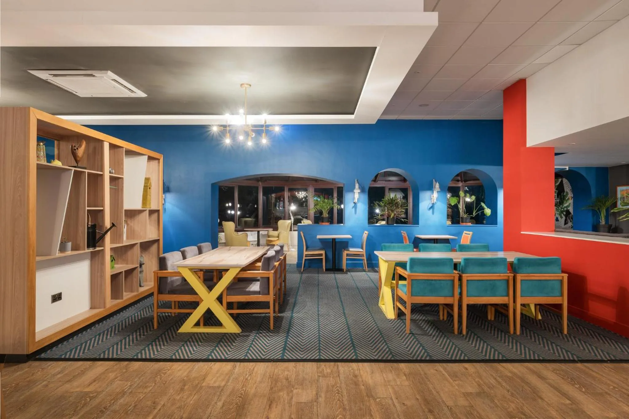 Lounge or bar in Holiday Inn Norwich North by IHG