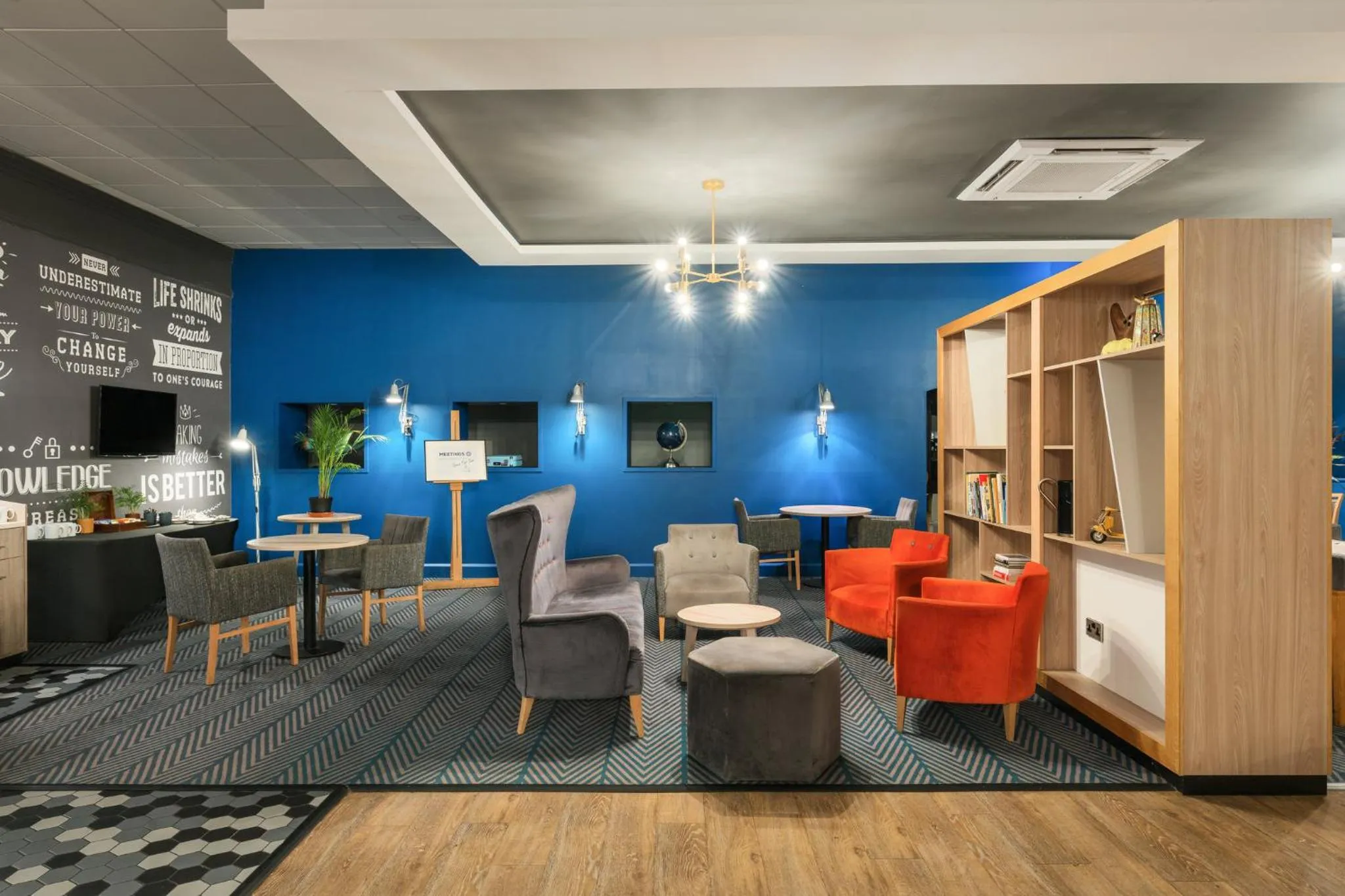 Lounge or bar in Holiday Inn Norwich North by IHG