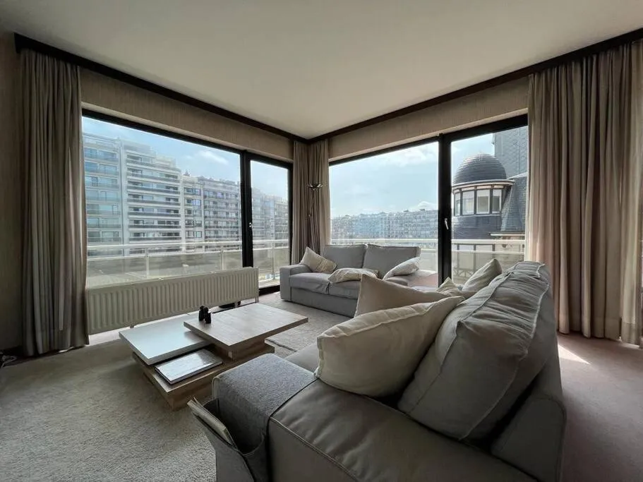 Living room in Sfeervol Appartement met Zeezicht