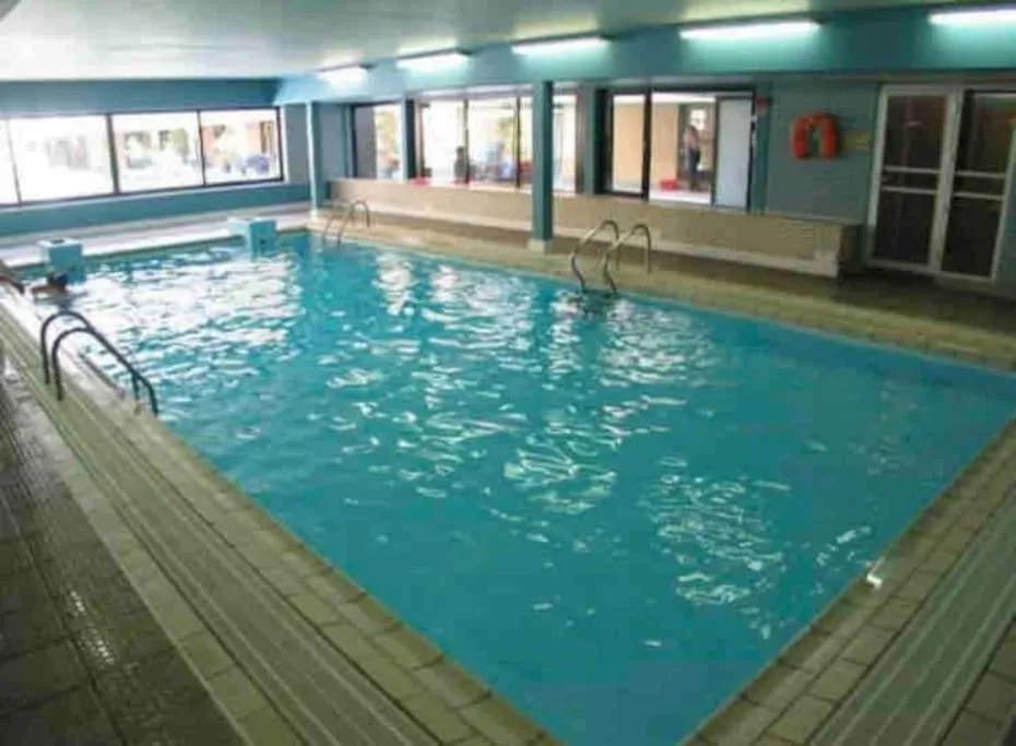 Swimming pool in Sfeervol Appartement met Zeezicht