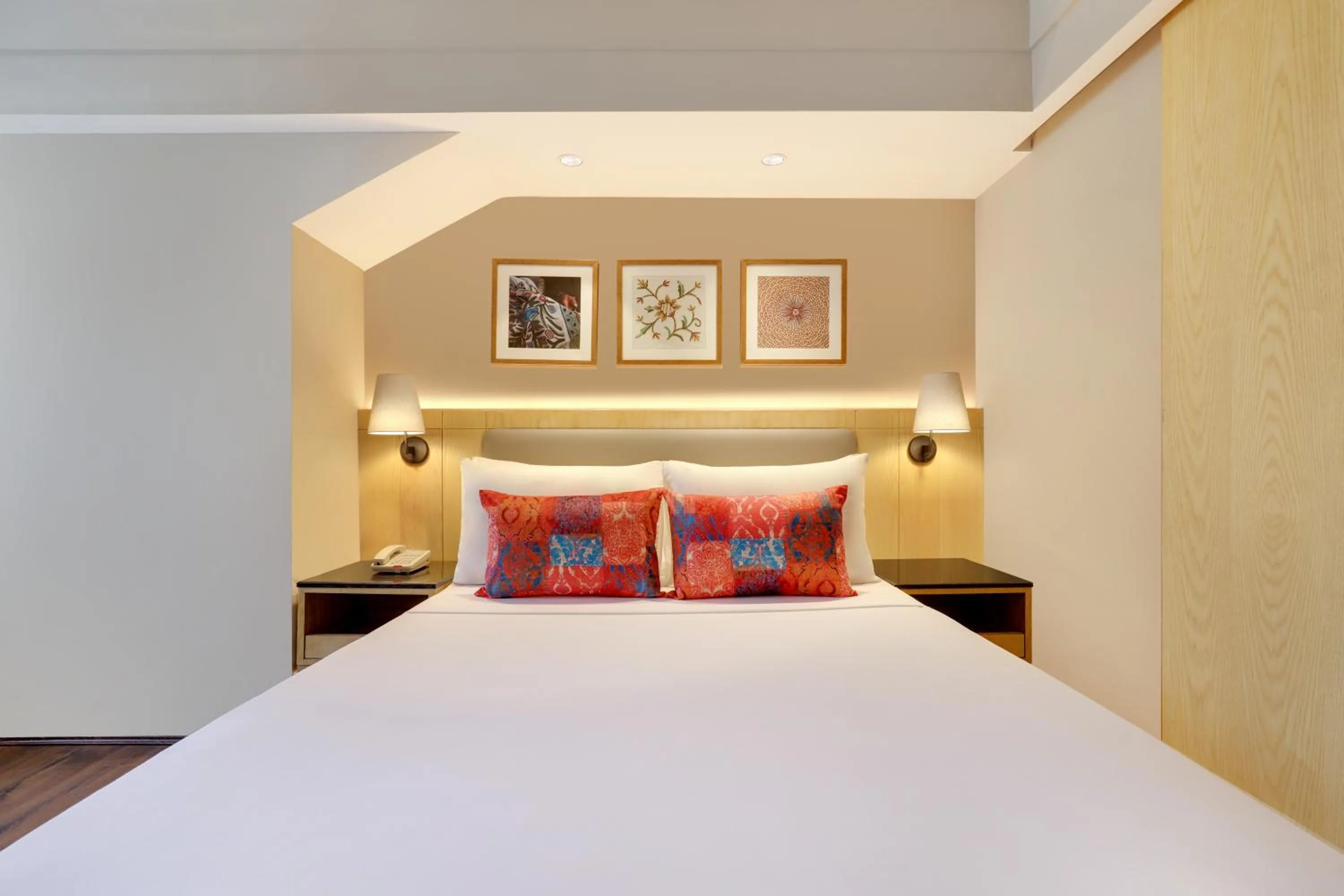 Bed in Lemon Tree Hotel, Sonmarg by the Riverside