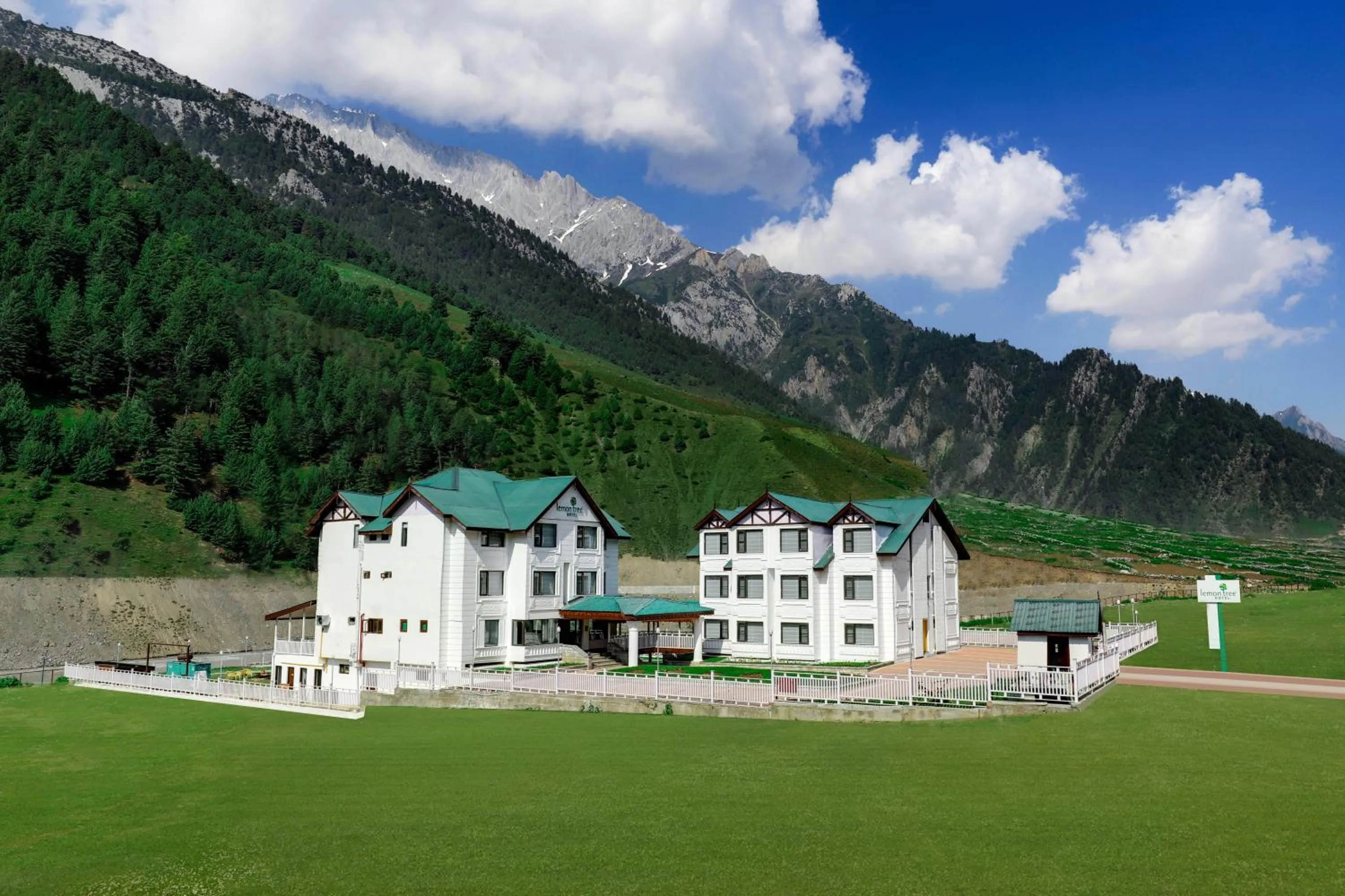 Lemon Tree Hotel, Sonmarg by the Riverside