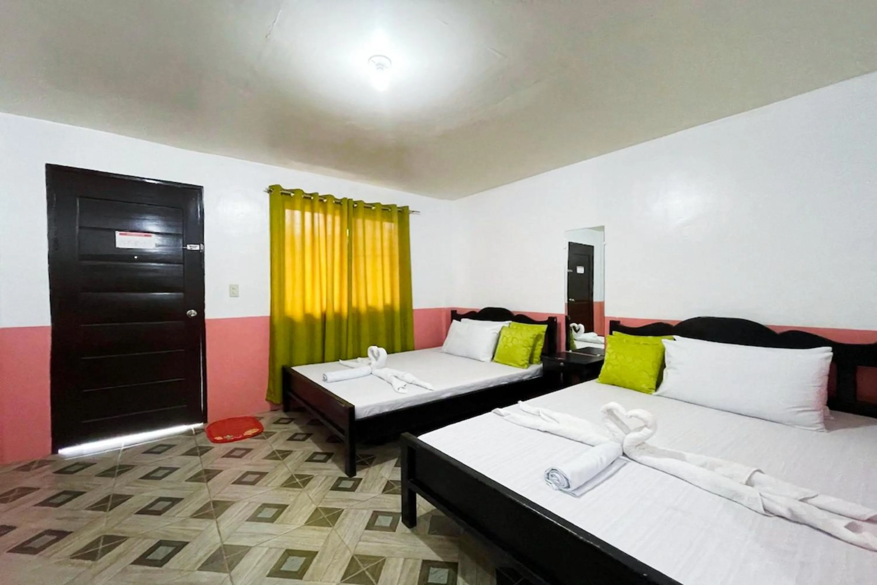 Photo of the whole room, Bed in Jamjen's Lodge