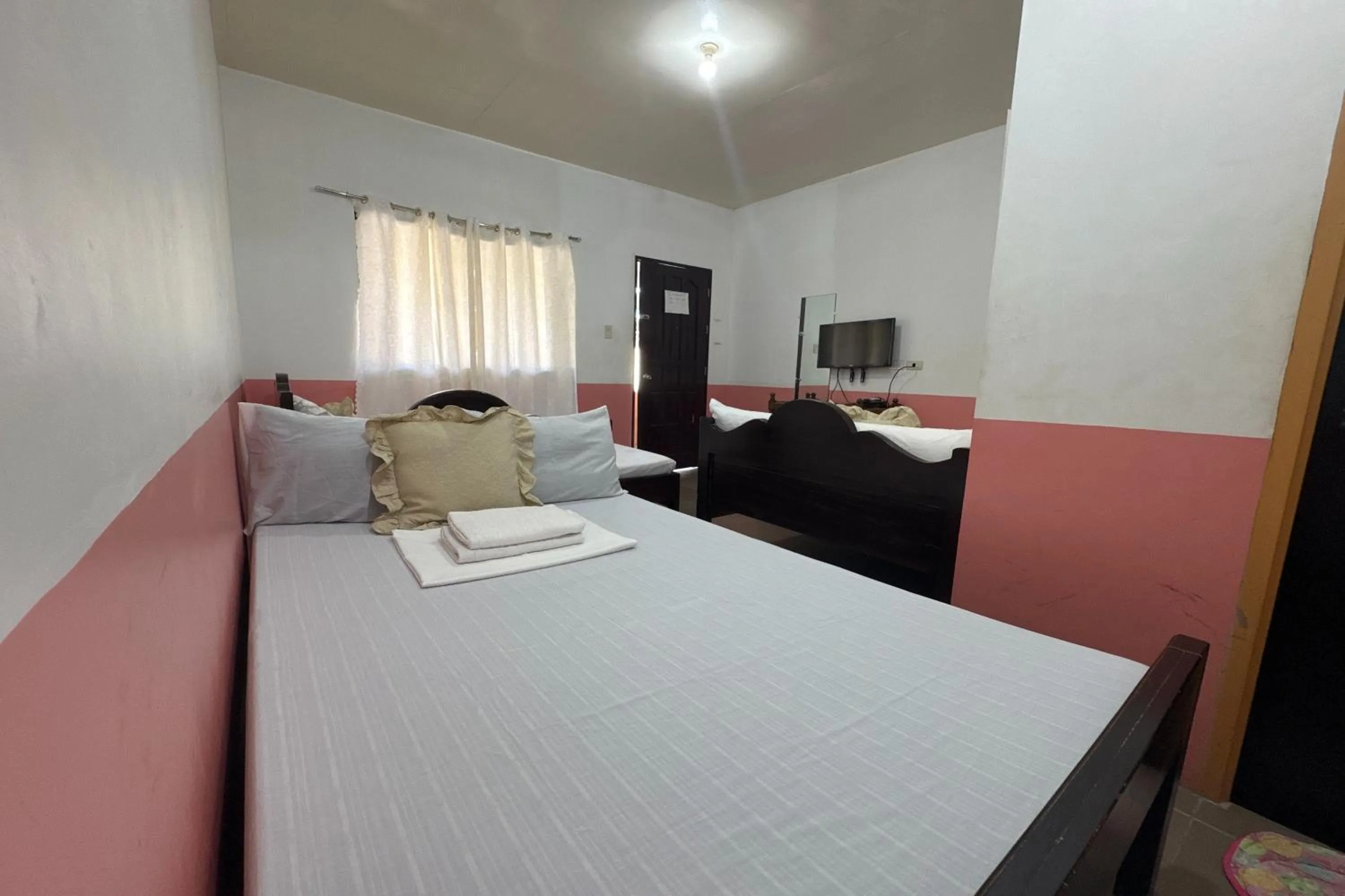 Photo of the whole room, Bed in Jamjen's Lodge