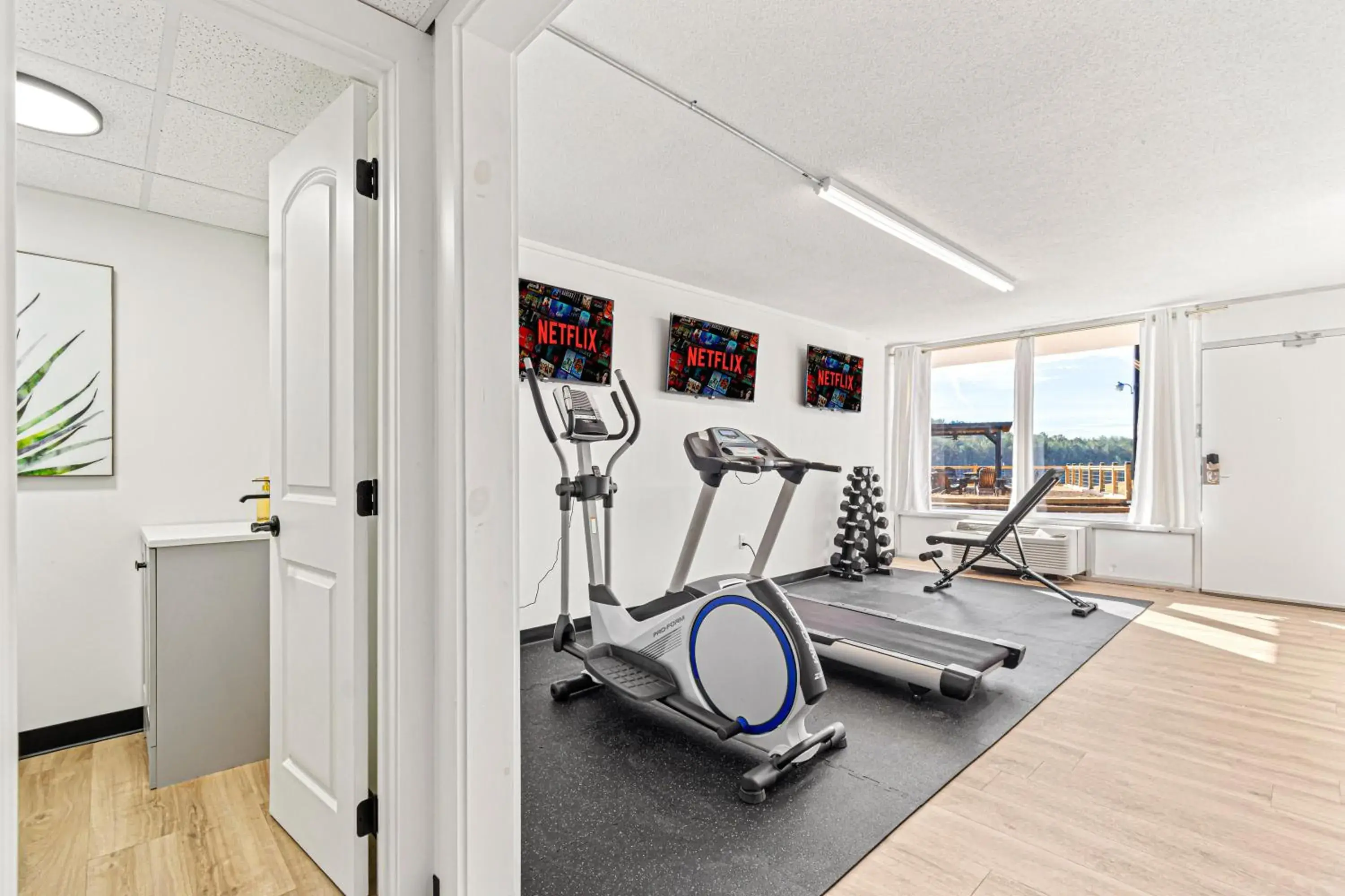 Fitness centre/facilities in The Mallard Hotel & Suites Fitness centre/facilities in The Mallard Hotel & Suites
