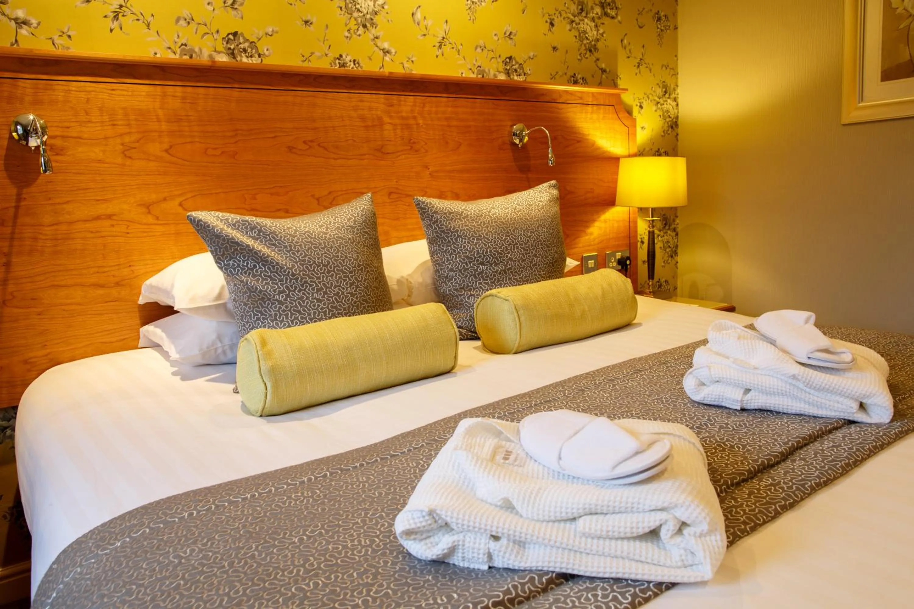 Bedroom, Bed in Best Western Lichfield City Centre The George Hotel