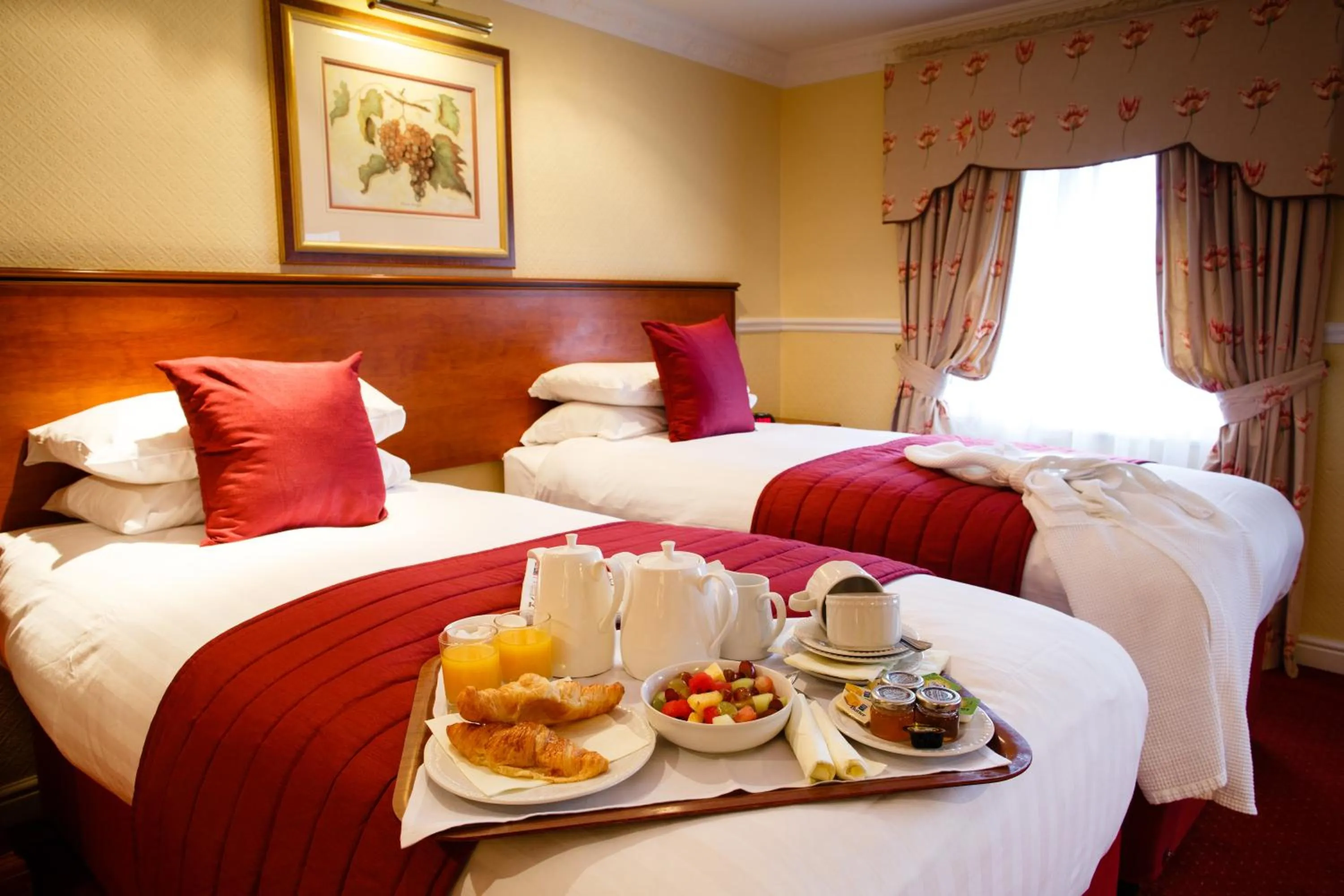 Bedroom, Bed in Best Western Lichfield City Centre The George Hotel
