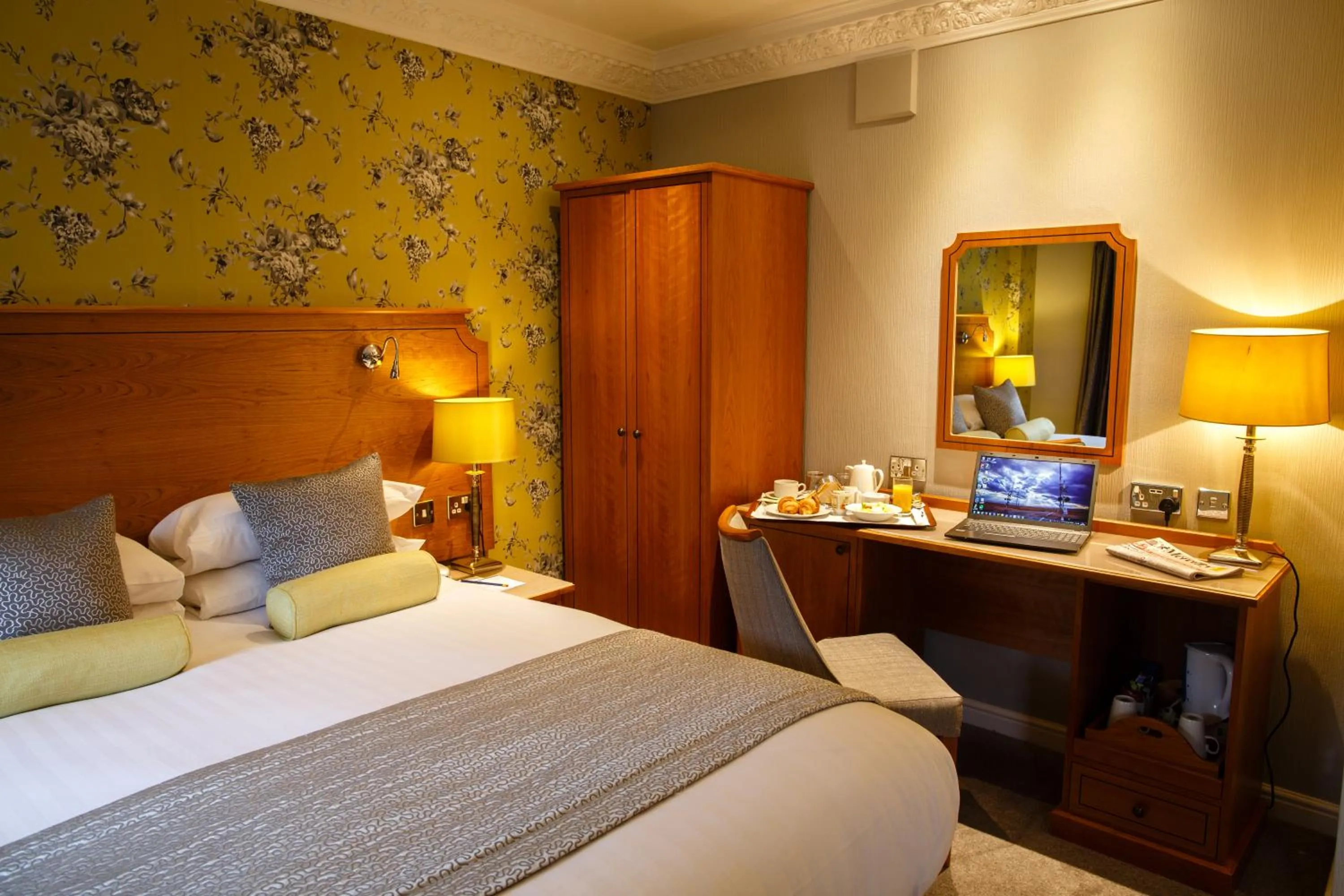 Bedroom, Bed in Best Western Lichfield City Centre The George Hotel