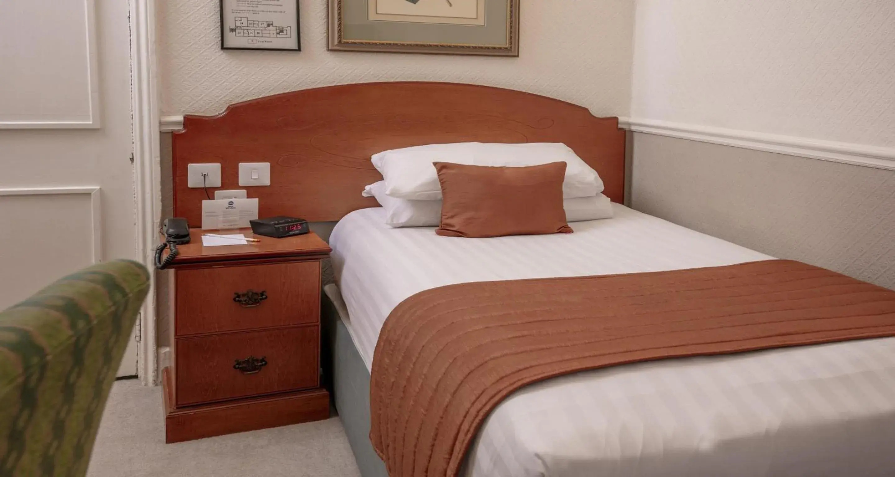 Bedroom, Bed in Best Western Lichfield City Centre The George Hotel Bedroom, Bed in Best Western Lichfield City Centre The George Hotel