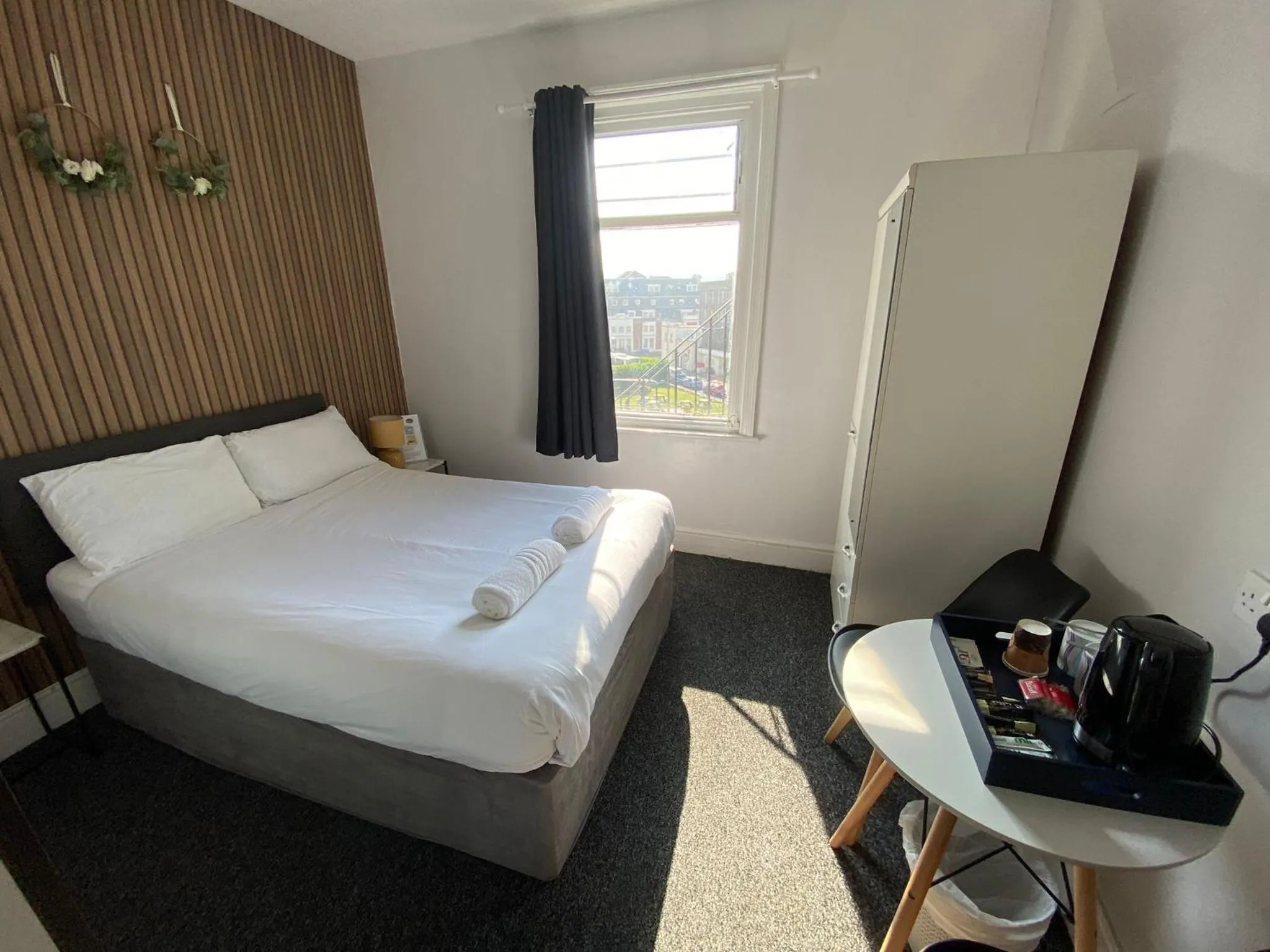 Bedroom in OYO Marine Parade Hotel, Eastbourne Pier