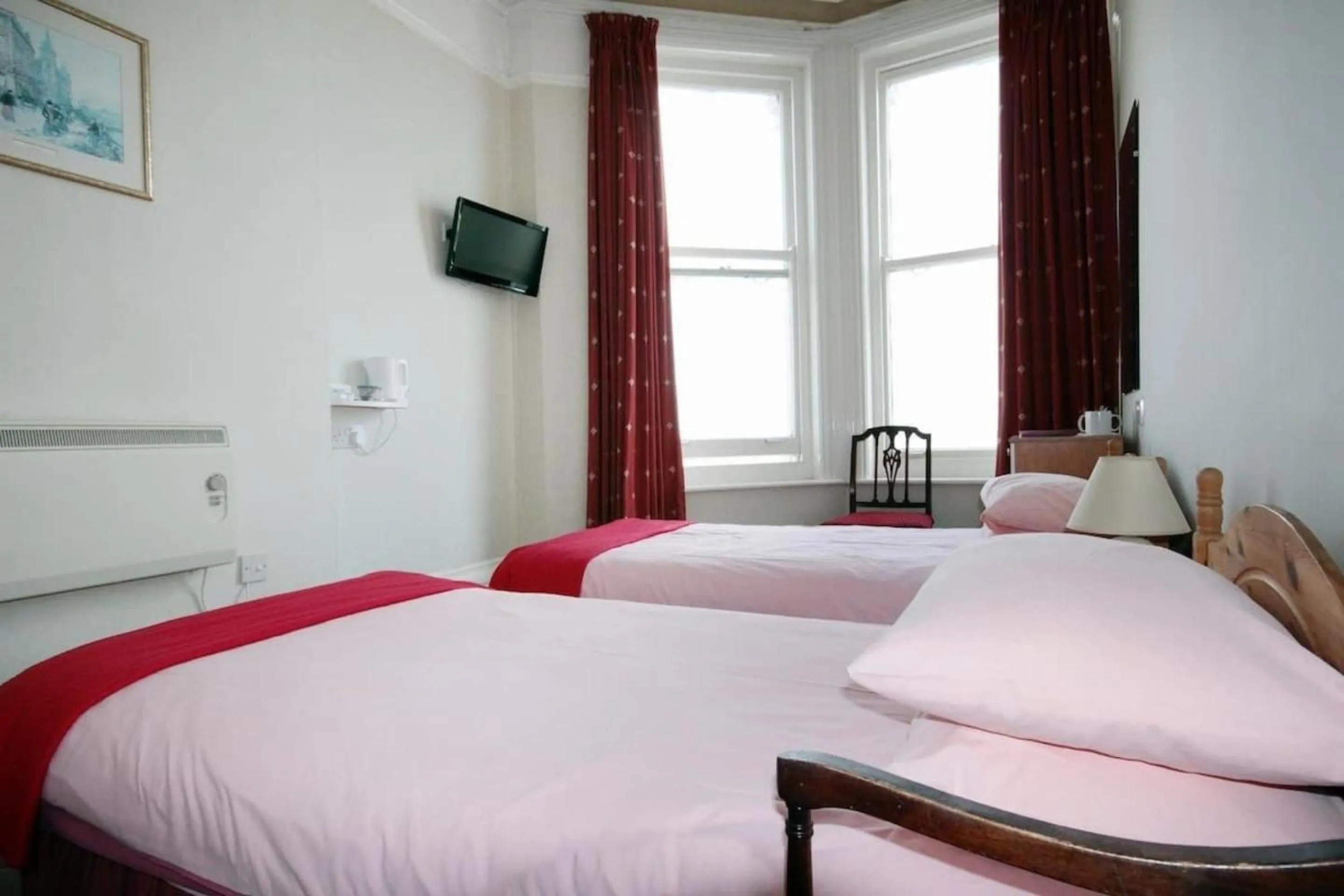 Bedroom in OYO Marine Parade Hotel, Eastbourne Pier