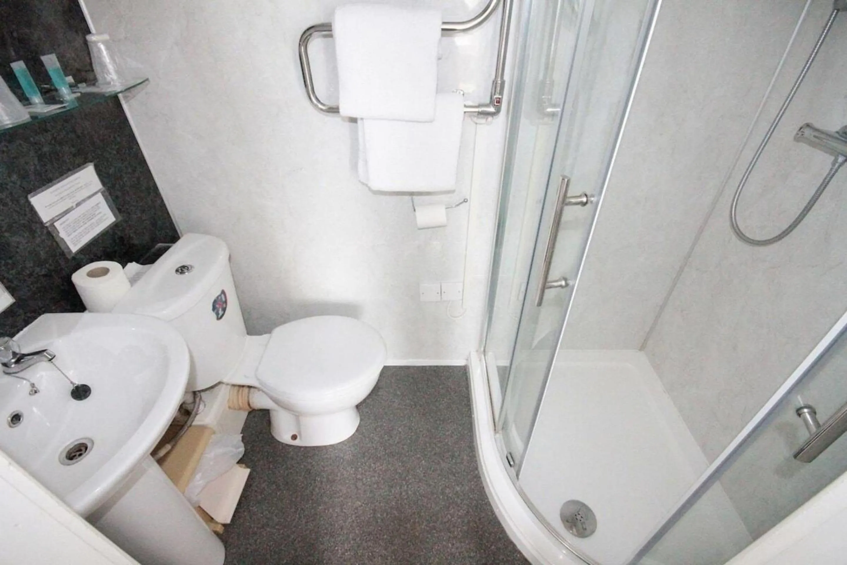 Bathroom in OYO Marine Parade Hotel, Eastbourne Pier