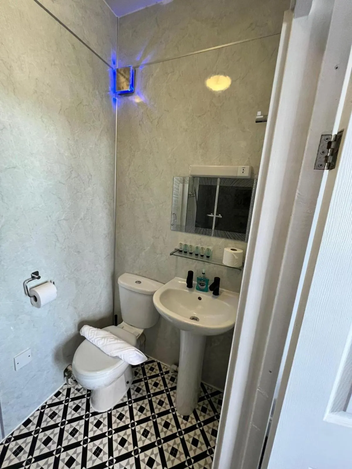 Bathroom in OYO Marine Parade Hotel, Eastbourne Pier