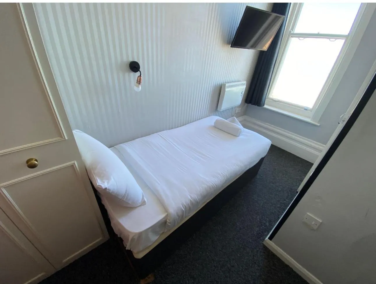 Bedroom in OYO Marine Parade Hotel, Eastbourne Pier