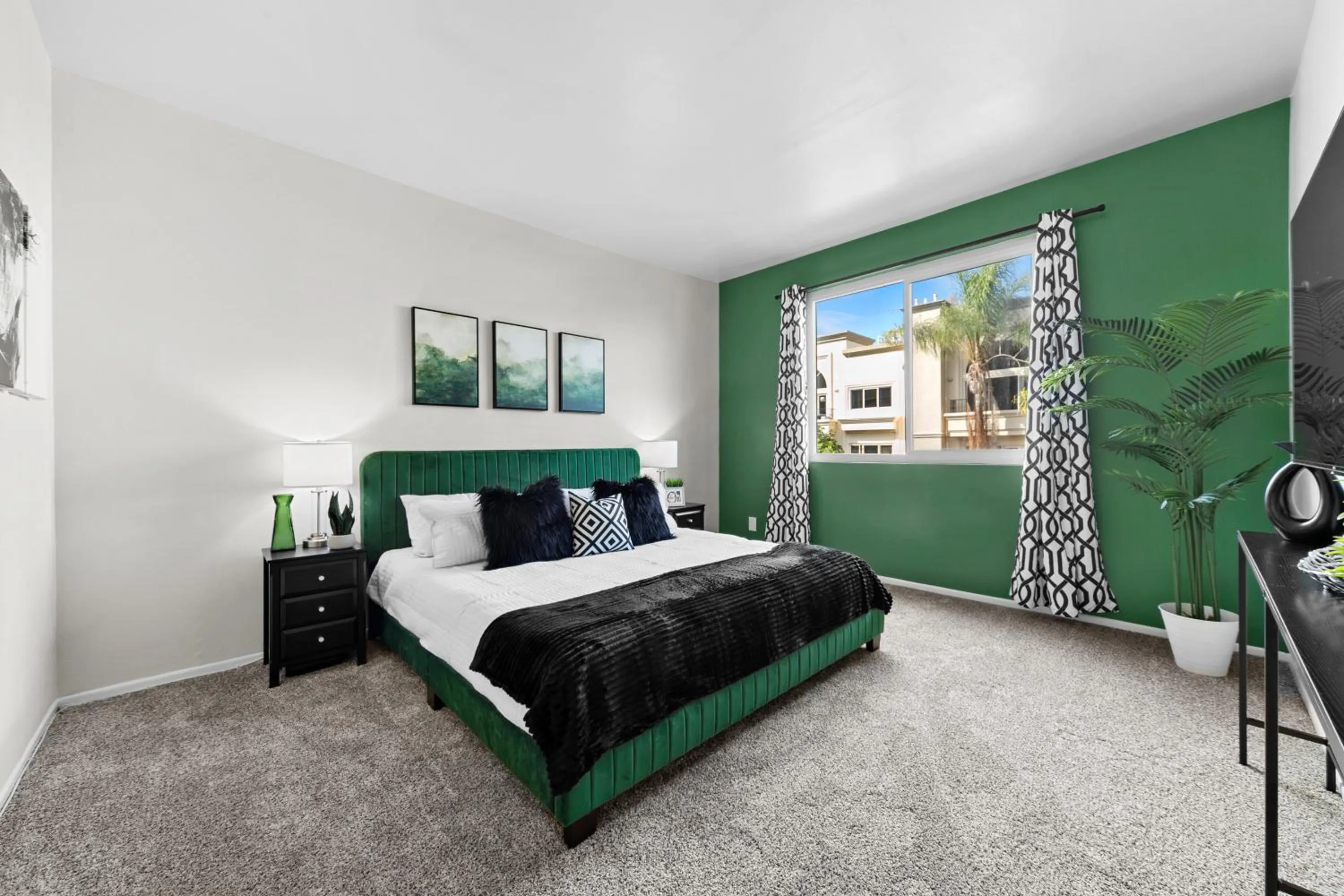 Beverly Hills Glamour Oasis 2 BR Apt with Parking 304