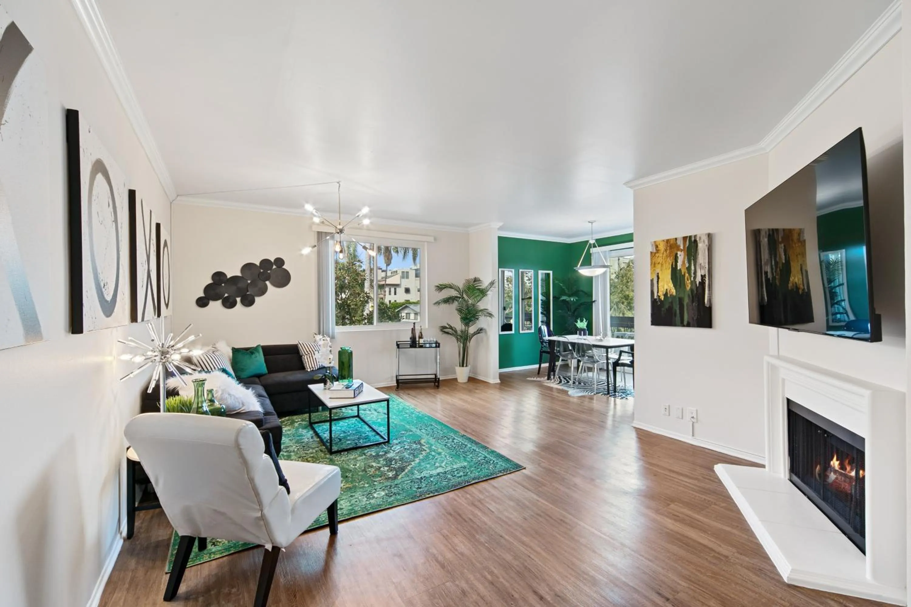 Beverly Hills Glamour Oasis 2 BR Apt with Parking 304