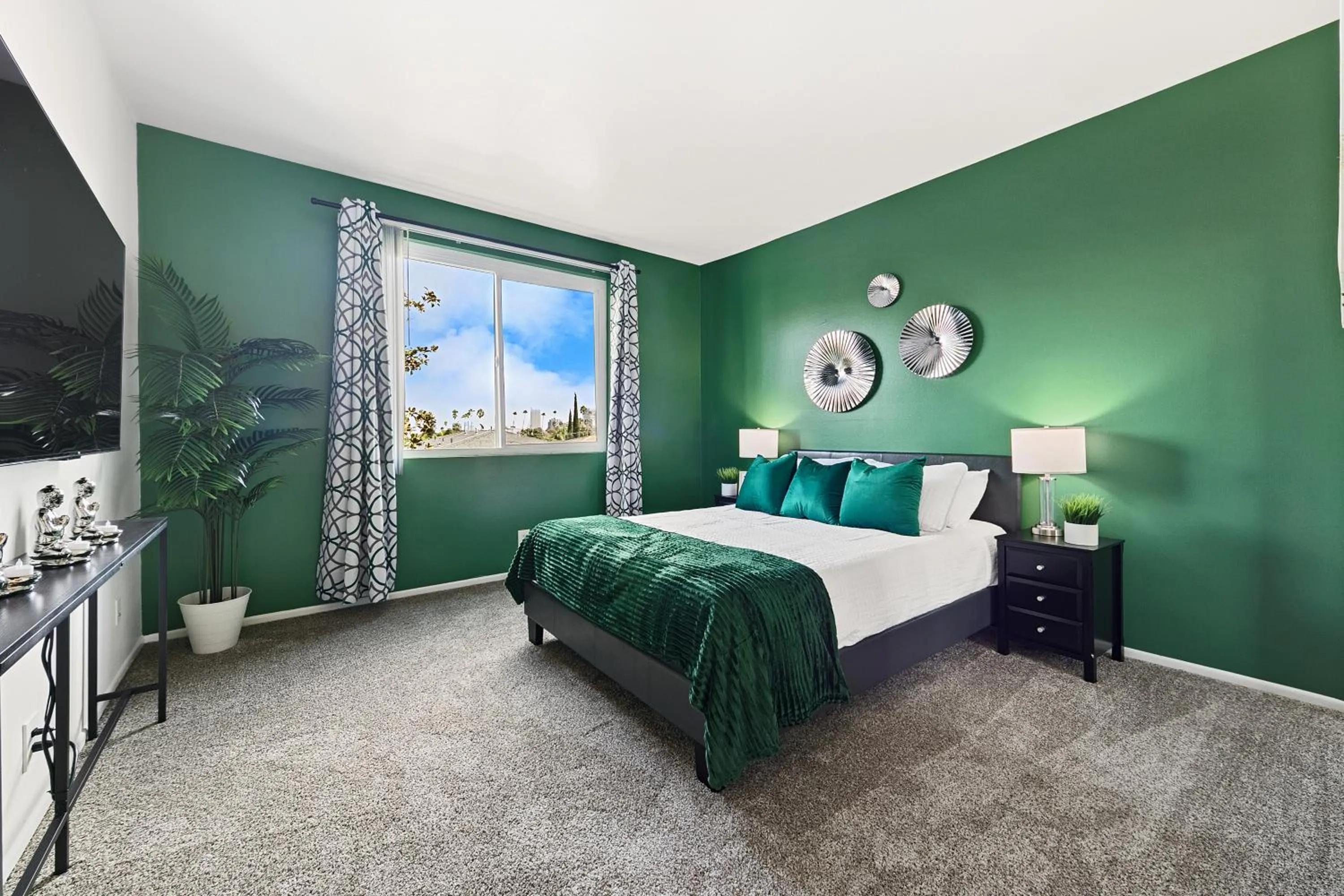 Beverly Hills Glamour Oasis 2 BR Apt with Parking 304