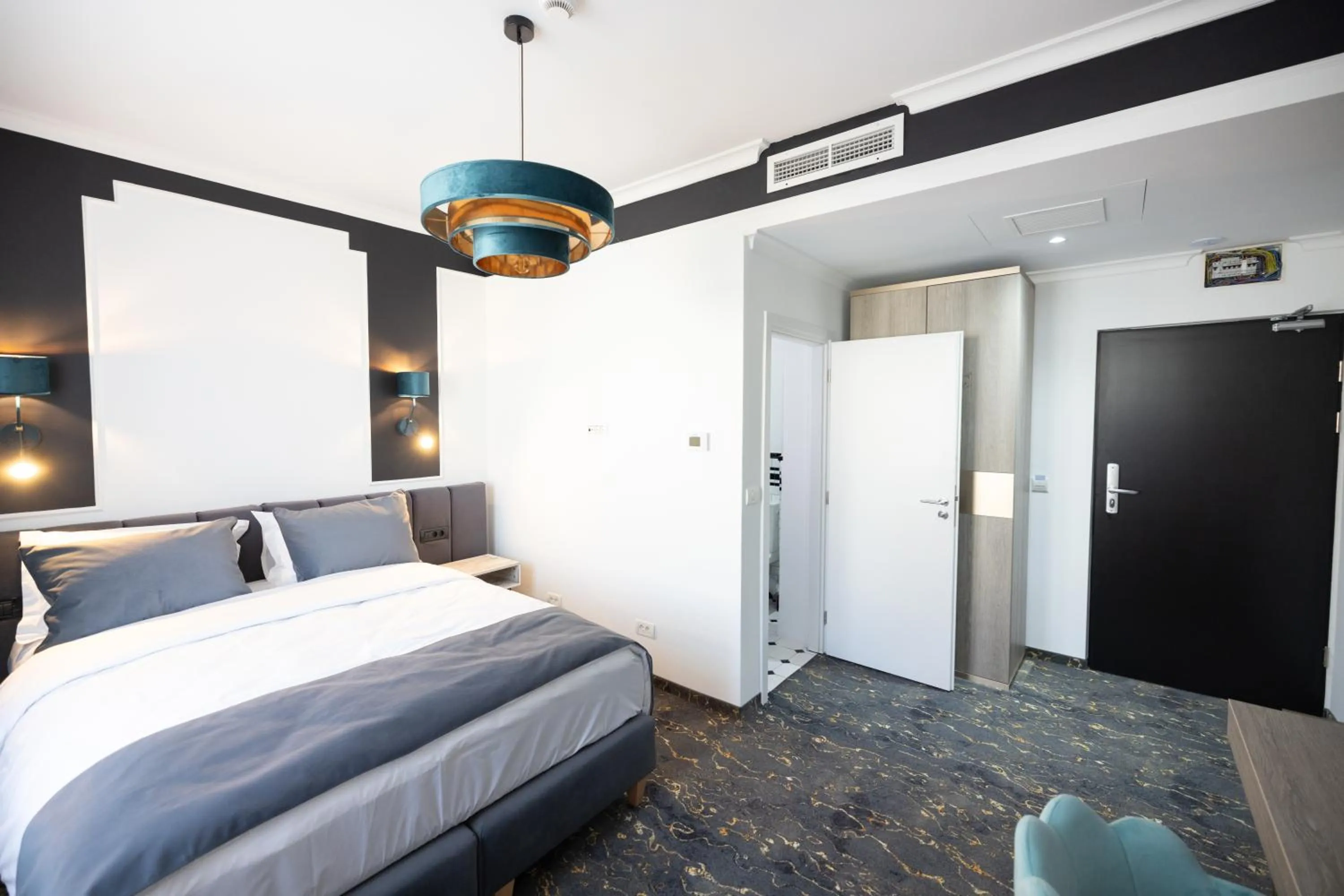 Photo of the whole room, Bed in Opera Hotel