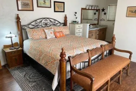 Creekside Suite Sleeps 2 Creek frontage Bbq