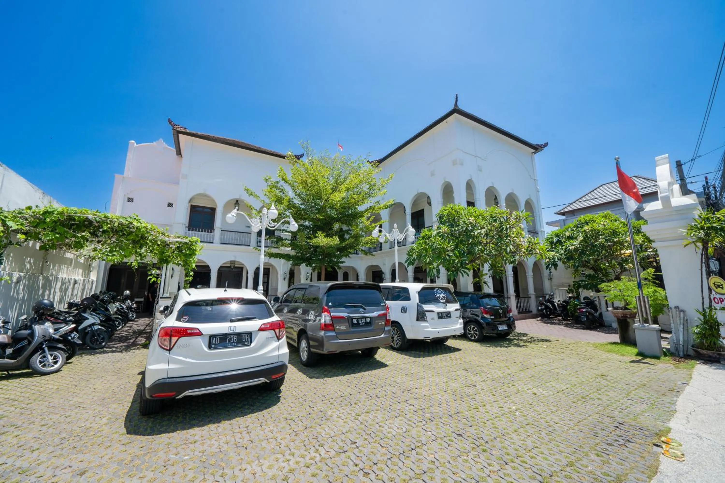 Parking in Pitaloka Hotel Sanur By DeWizZ Management