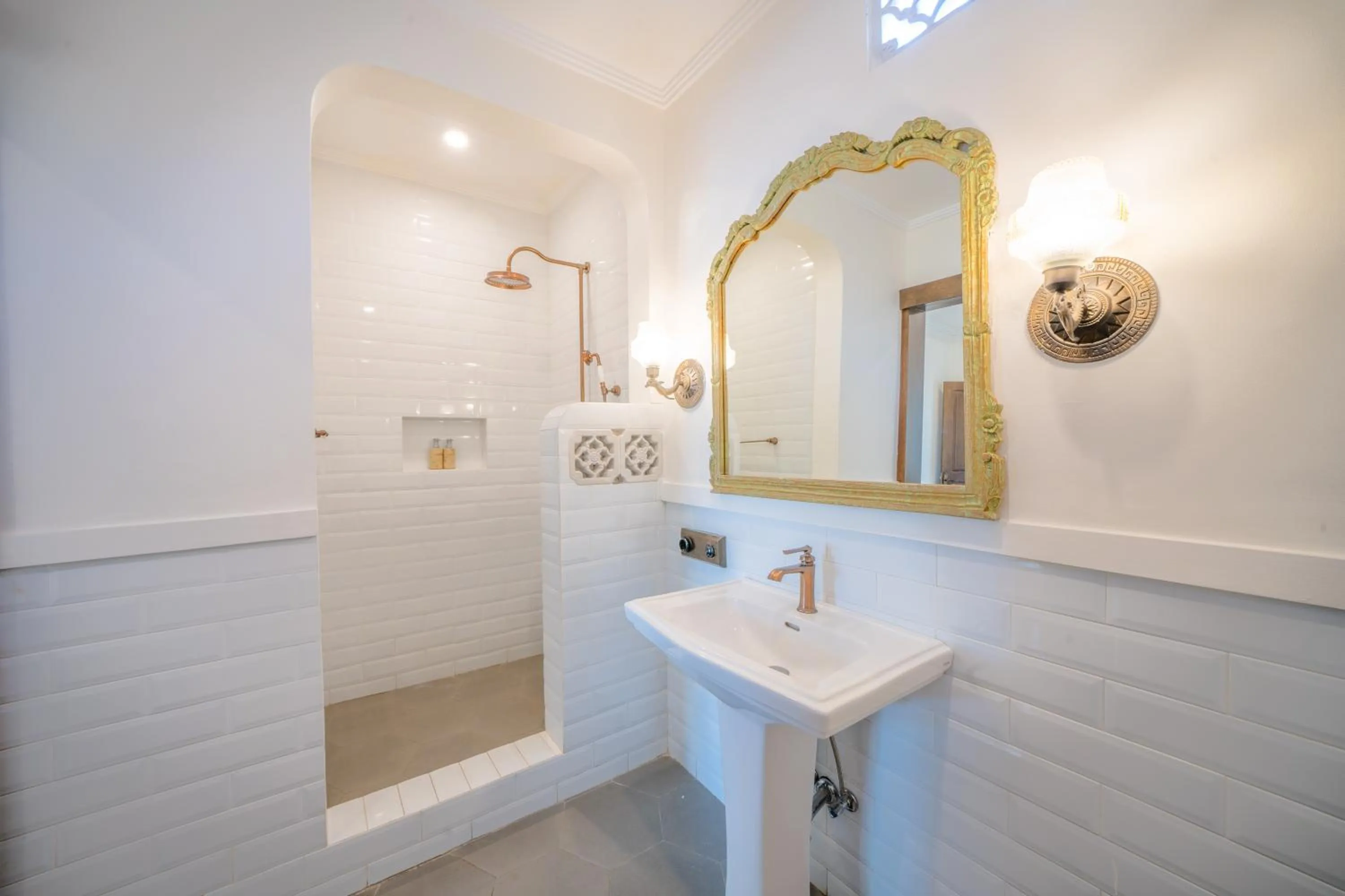 Shower in Pitaloka Hotel Sanur By DeWizZ Management