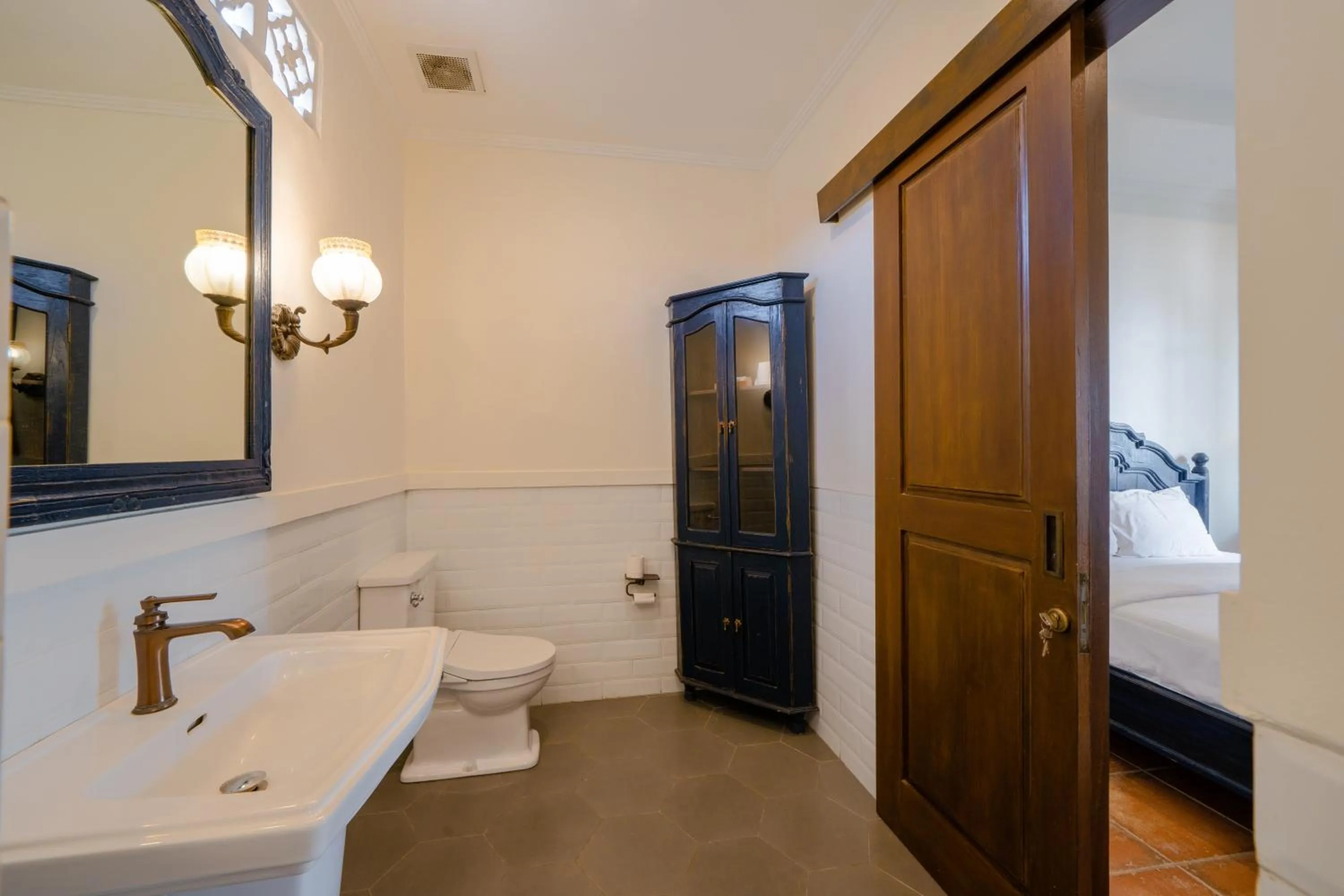 Shower in Pitaloka Hotel Sanur By DeWizZ Management