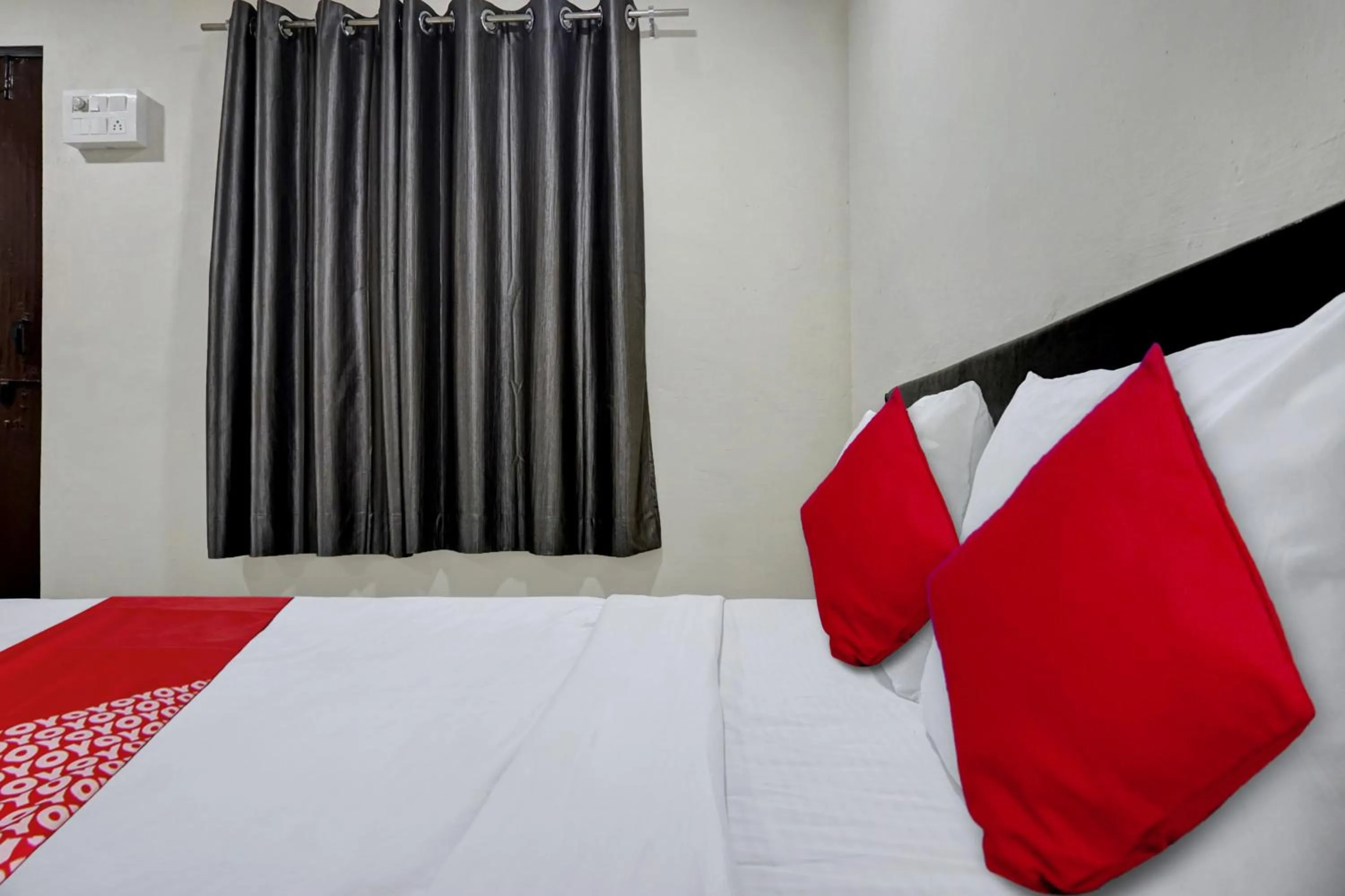 Bathroom, Bed in Hotel O Metro View