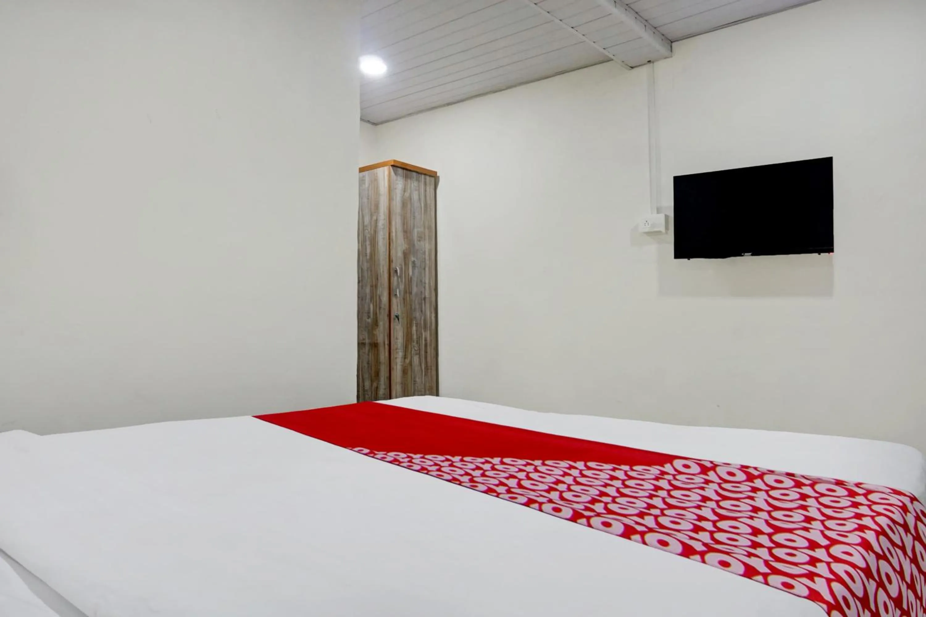 Facade/entrance, Bed in Hotel O Metro View