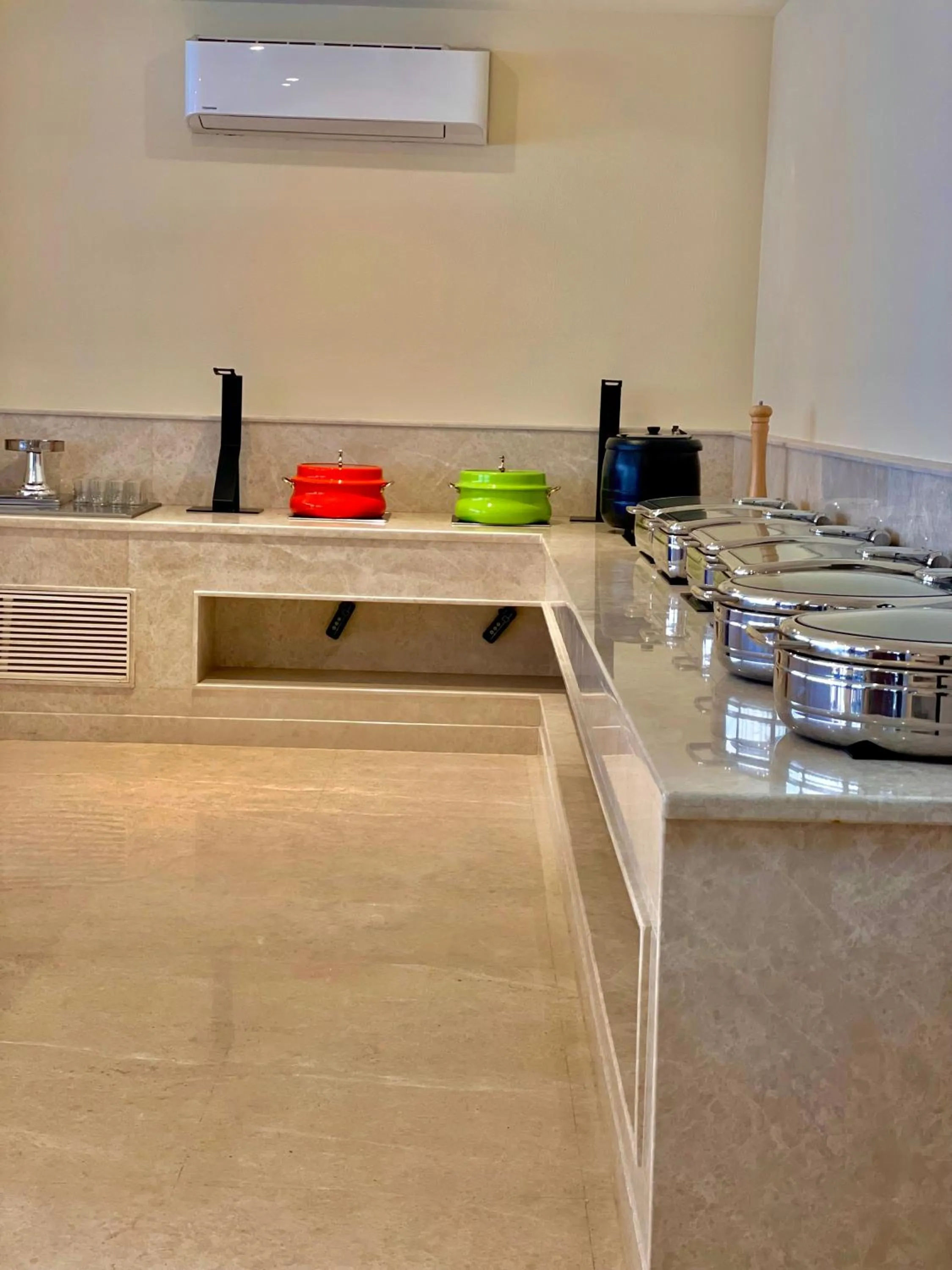 Restaurant/places to eat in Best Western Maharani Bagh New Delhi